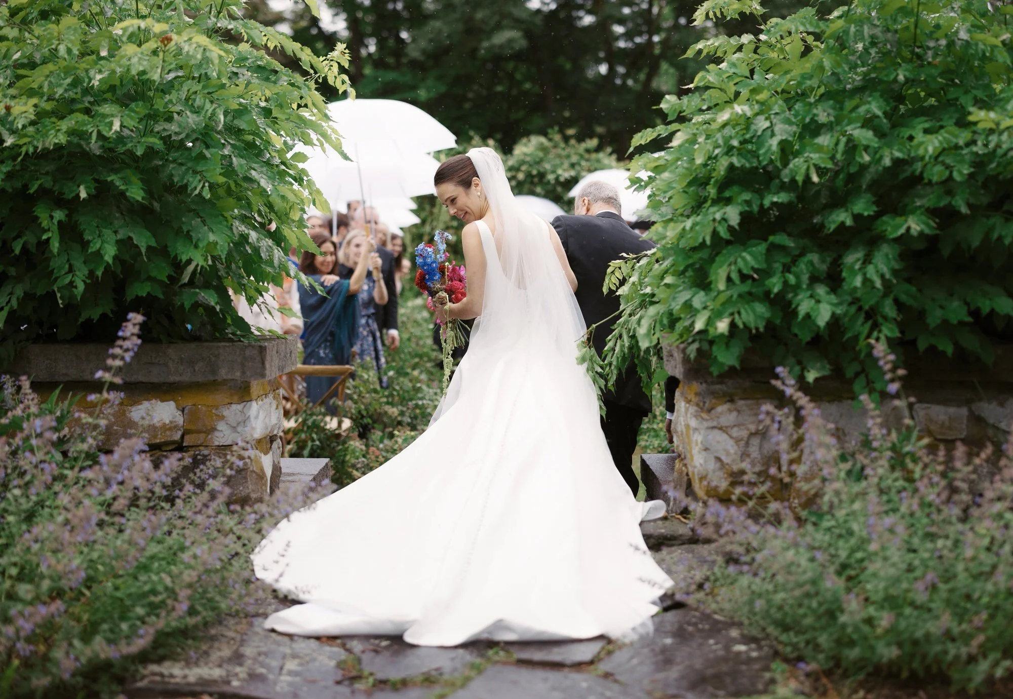aa-0641-bride-walking-down-aisle-holding-bouquet-troutbeck-amenia-ny-planned-by-ashley-douglass-jenny-fu.jpg
