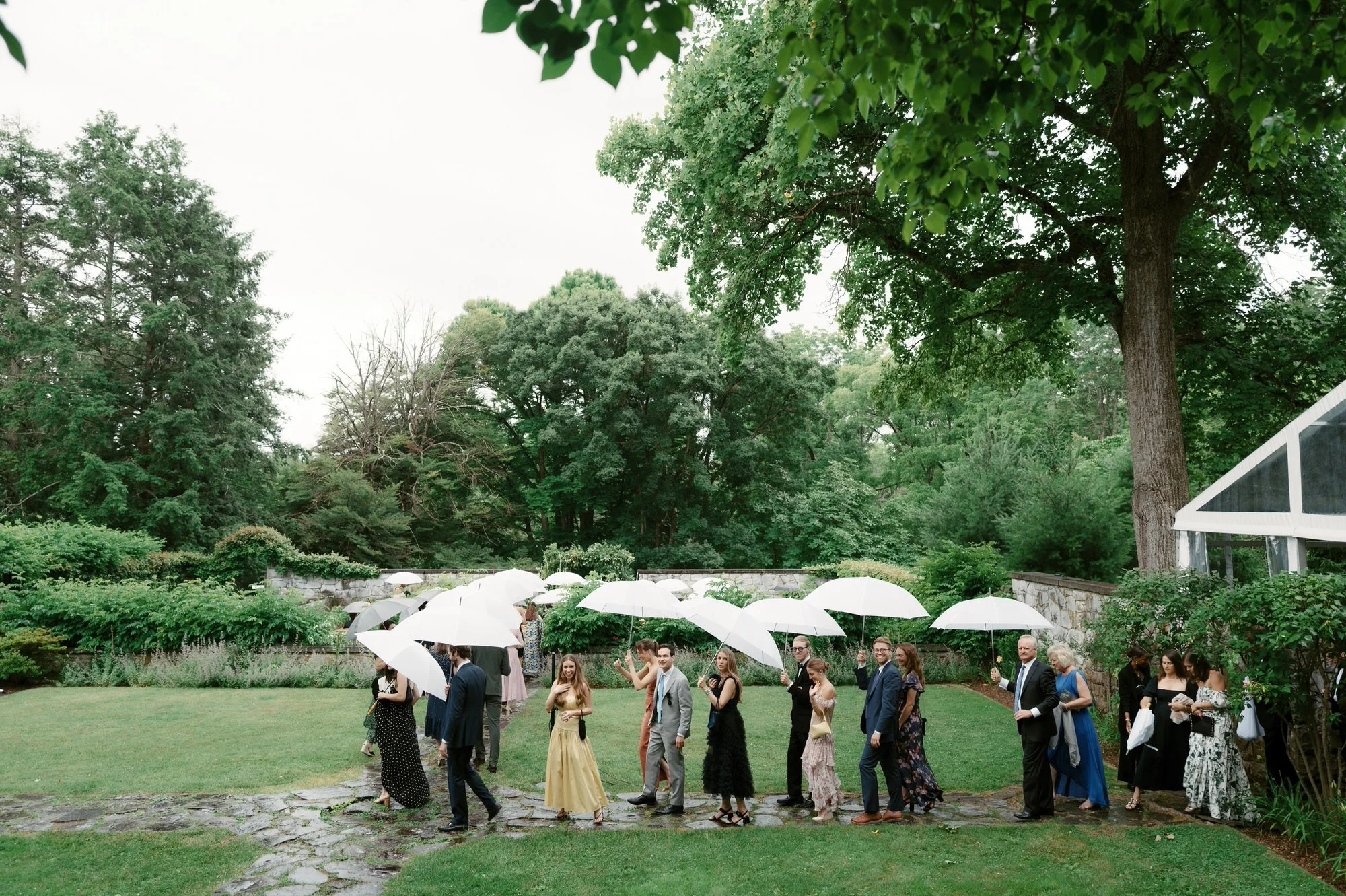 aa-0598-guests-arriving-with-white-umbrellas-troutbeck-amenia-ny-planned-by-ashley-douglass-jenny-fu.jpg