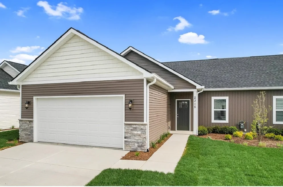 Ranch Condo, Pond Views with finished basement