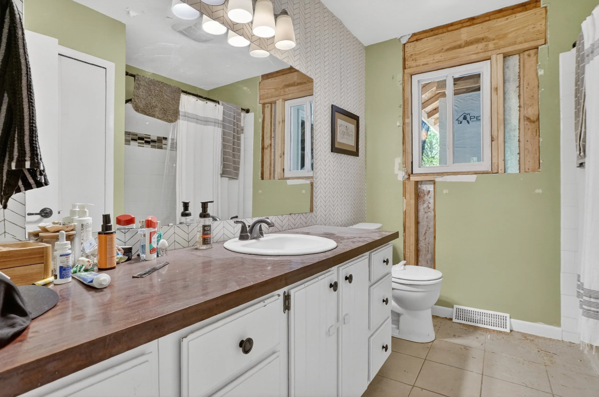 MAIN BATHROOM - Before