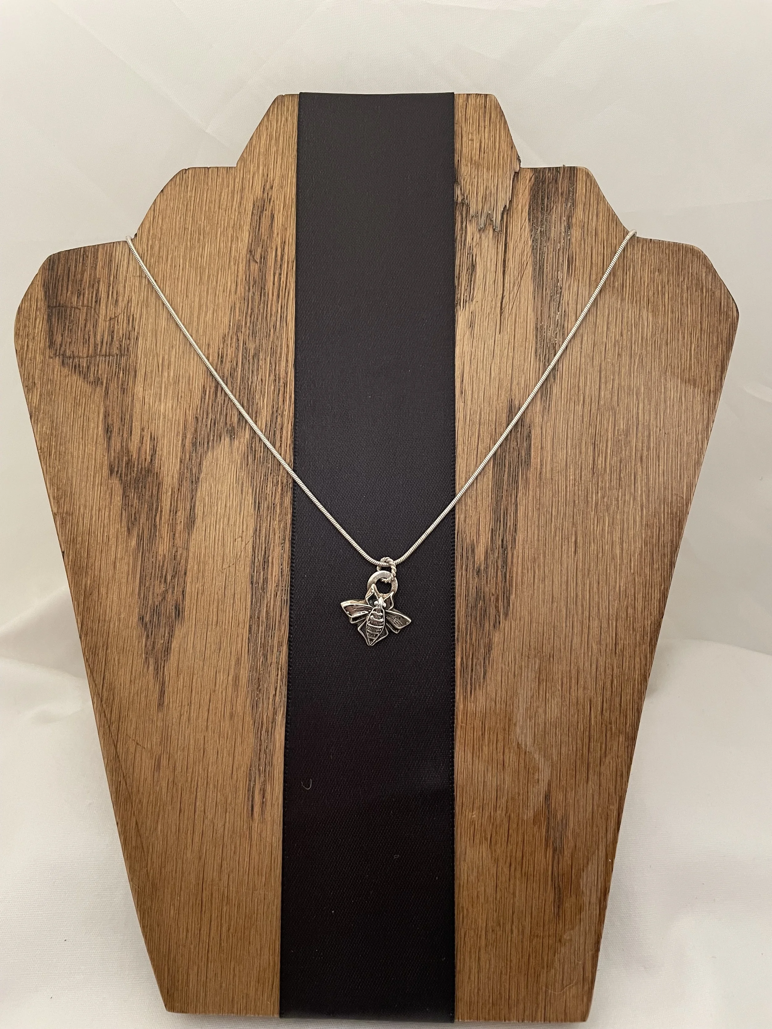 🍃 Bee Real Necklace