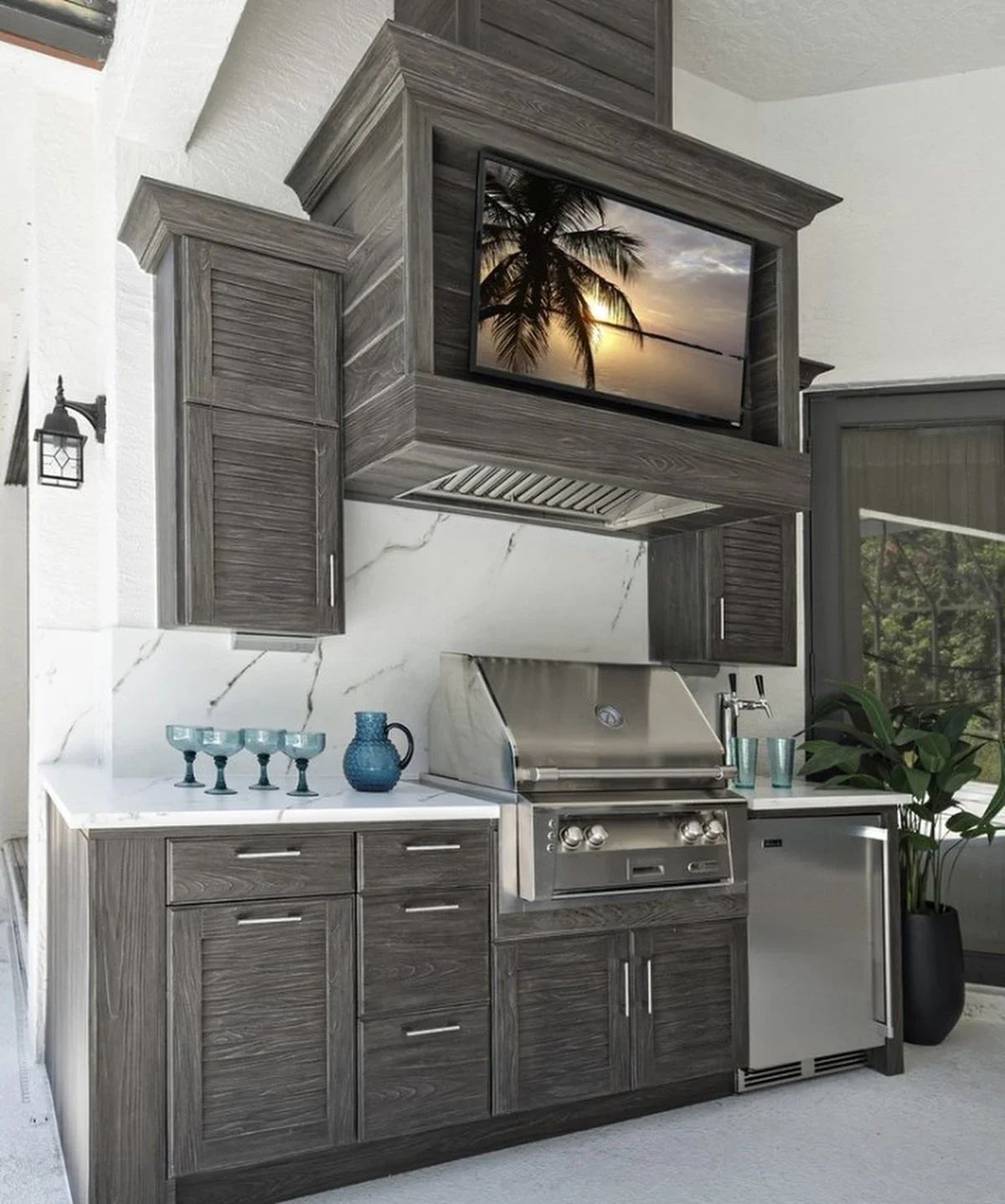 naturekast-designer-tv-hood-with-trim-complete-outdoor-kitchen-louver.webp