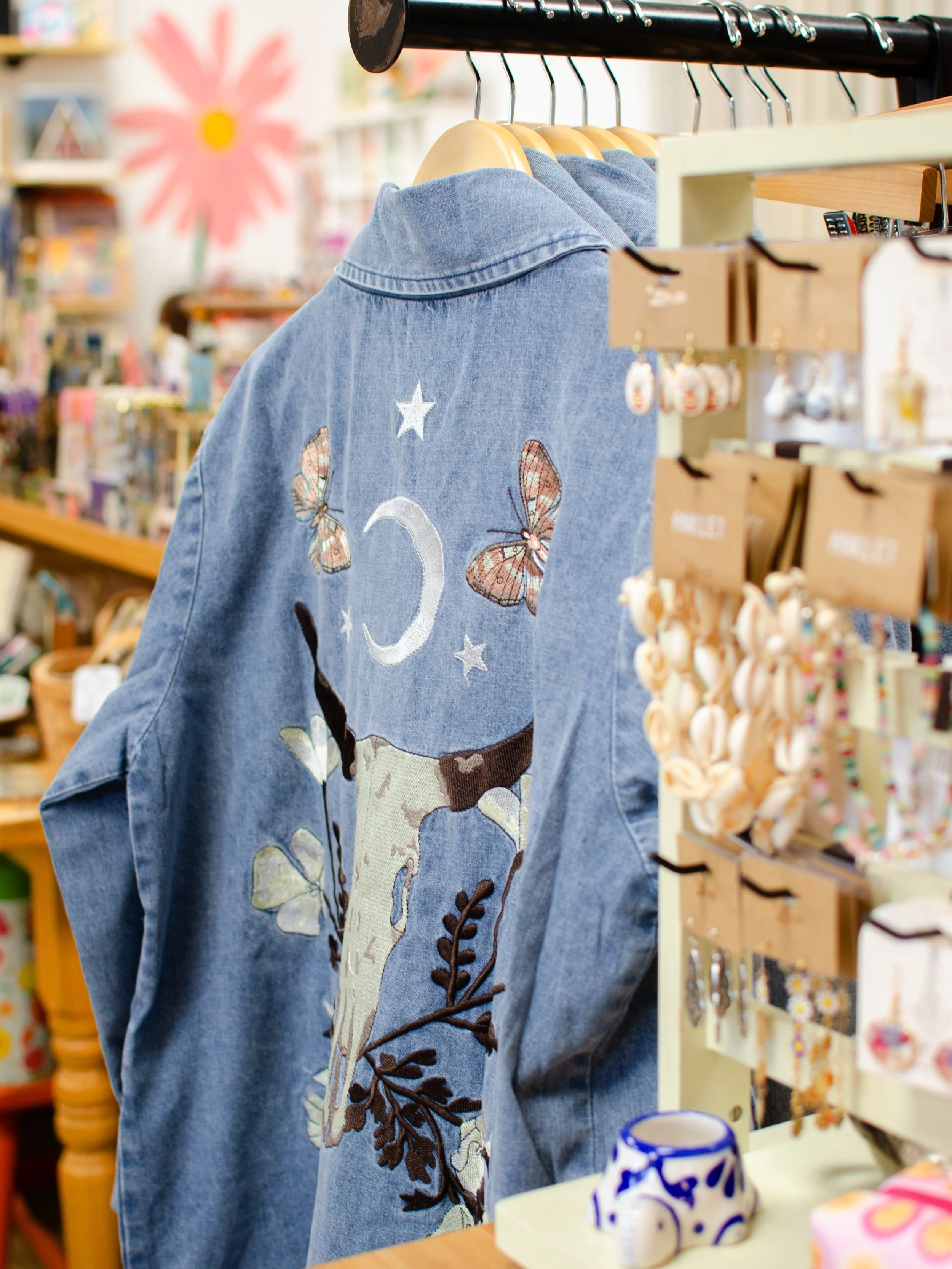 New arrivals hit the floor this week - including a customer favorite &ldquo;really busy dilly dallying&rdquo; now in a crewneck! Stop by all week 10-5 to check out our incoming clothing for fall 🍁
#shopantioch #newarrivals #shopsmall #illinoisboutiq