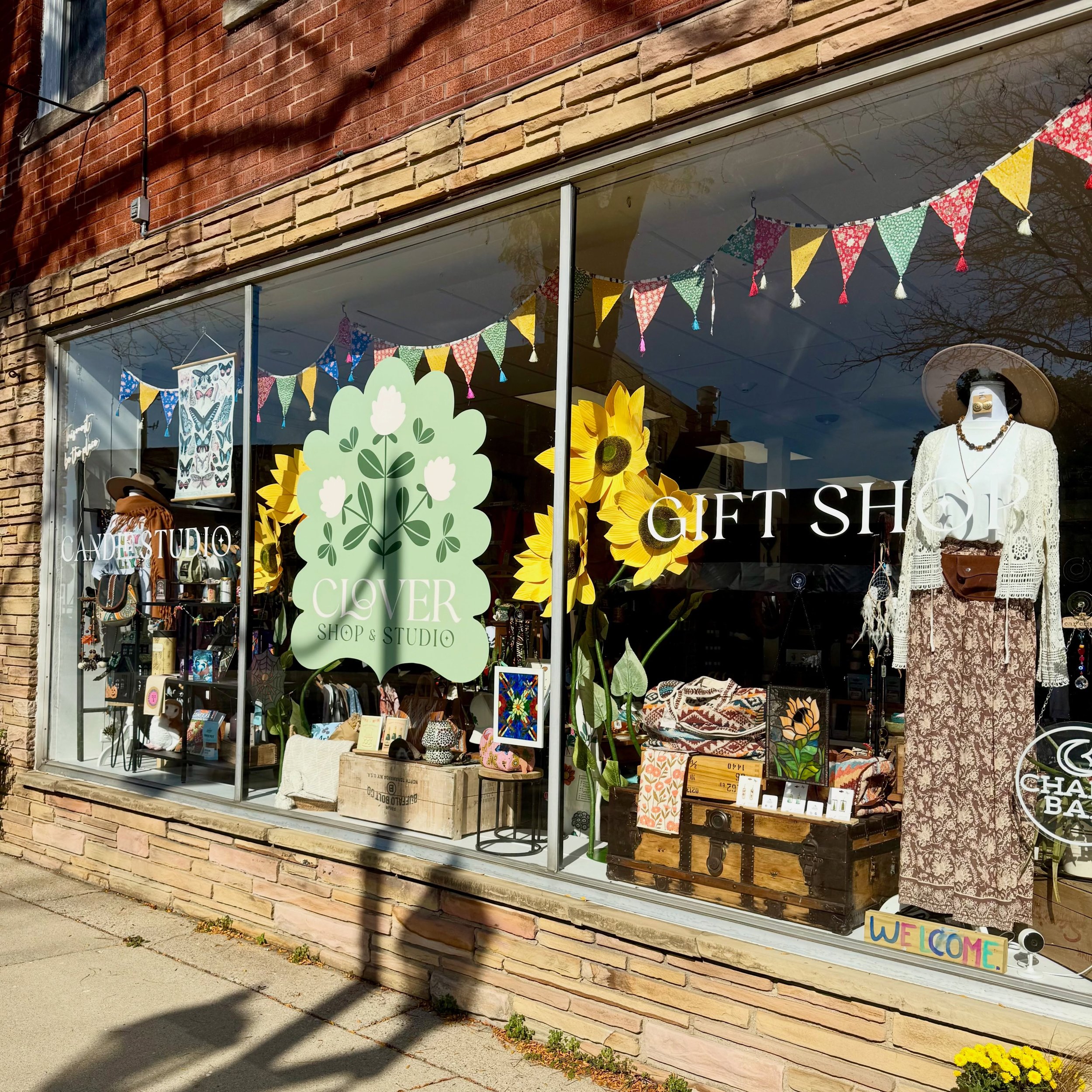 It&rsquo;s a beautiful day to shop downtown 🌞 we&rsquo;re open Mondays from 10 to 5!