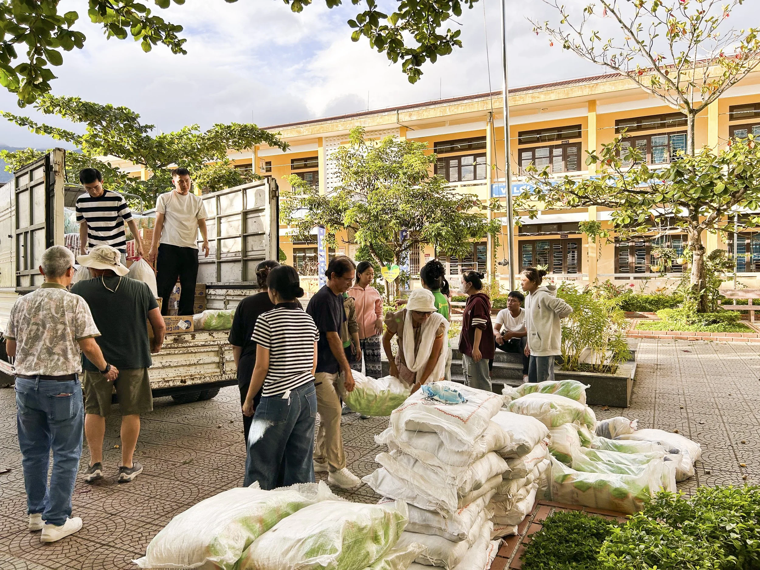 The Hong Lien Foundation’s volunteers unloading rice bags and non-perishable food items.