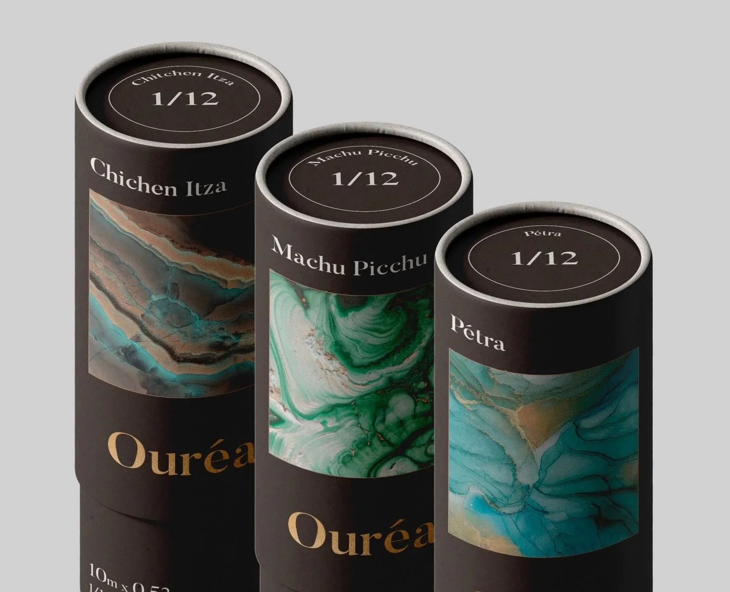Trois rouleaux de papier toilette avec des motifs en pierre semi-précieuse, intitulés 'Chichen Itza', 'Machu Picchu' et 'Pétra', chaque rouleau indique '1/12' à l'intérieur du tambour.