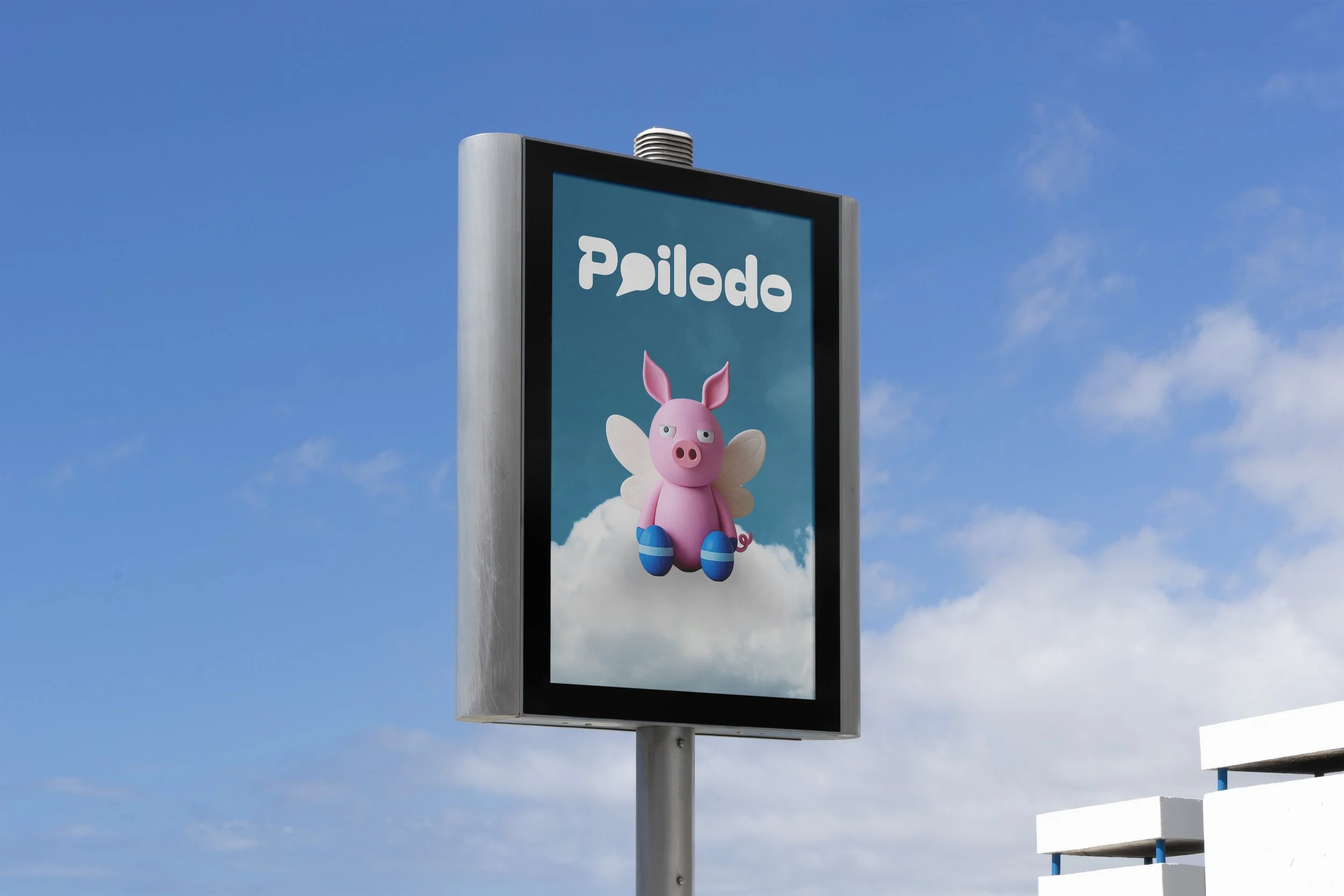 Une affiche publicitaire montrant un personnage de dessin animé à l'aspect d'une cochonette ailée avec des bottes bleues, apparaissant à l'intérieur d'un cadre de panneau d'affichage contre un ciel bleu.