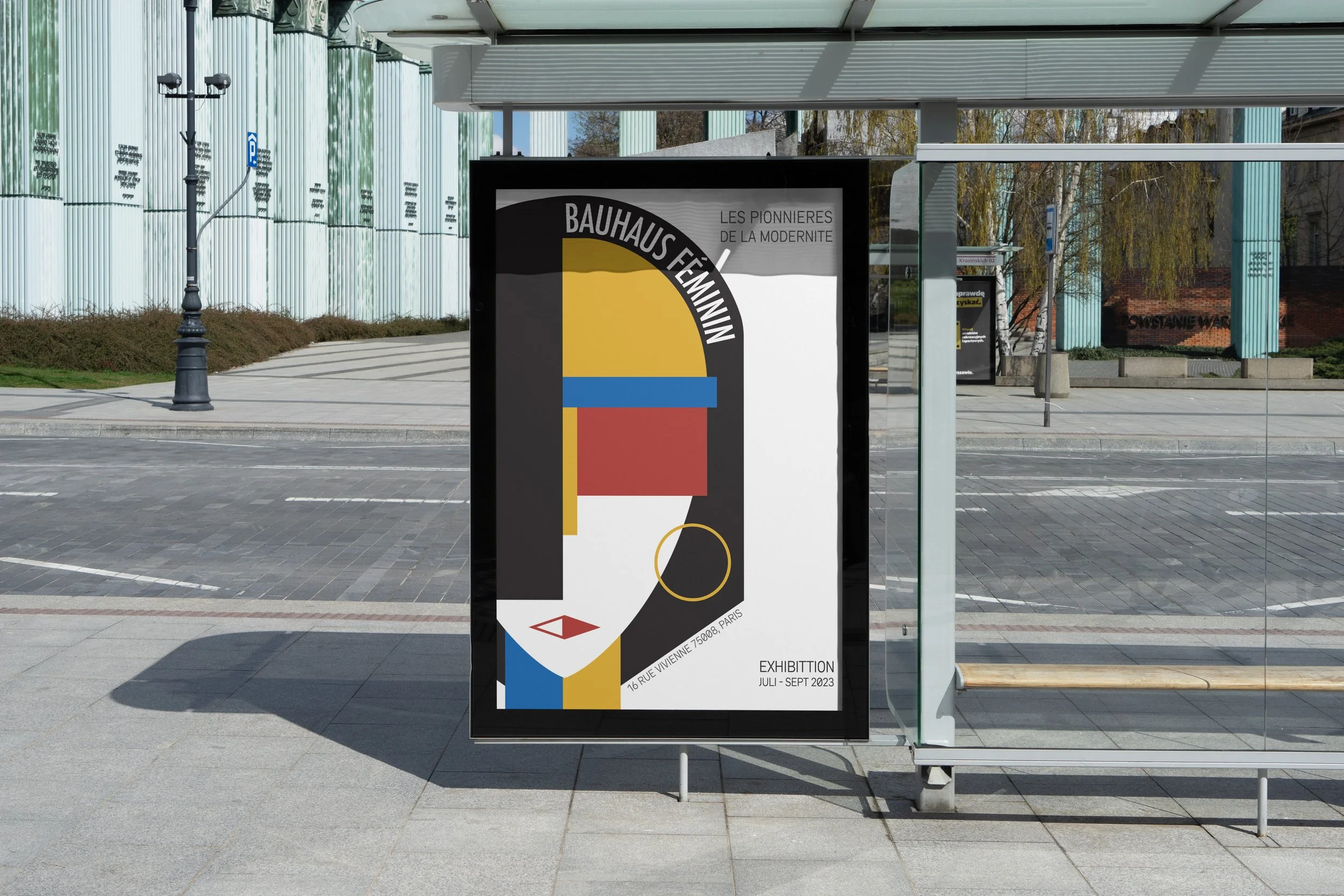 Panneau d'exposition avec des formes géométriques colorées et du texte en français, indiquant l'adresse et la date de l'événement, situé à l'extérieur d'un bâtiment moderniste à Paris.