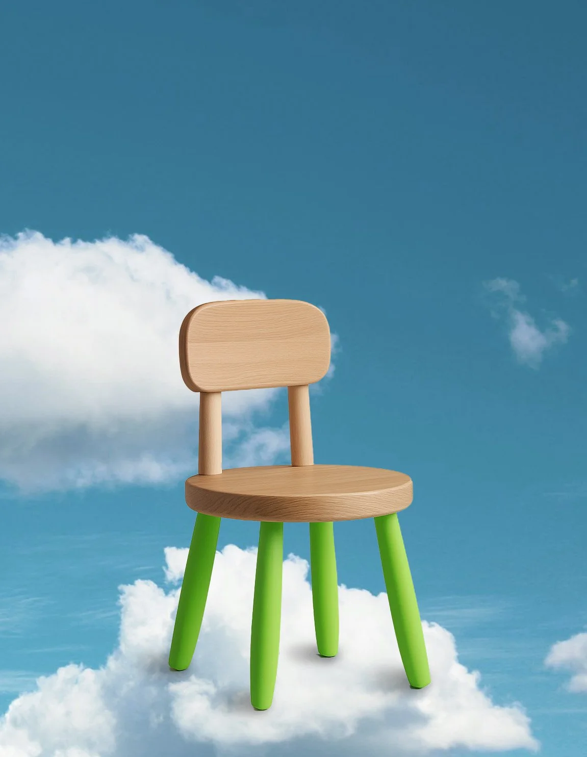 Une chaise en bois avec des pieds verts, placée devant un ciel bleu avec des nuages