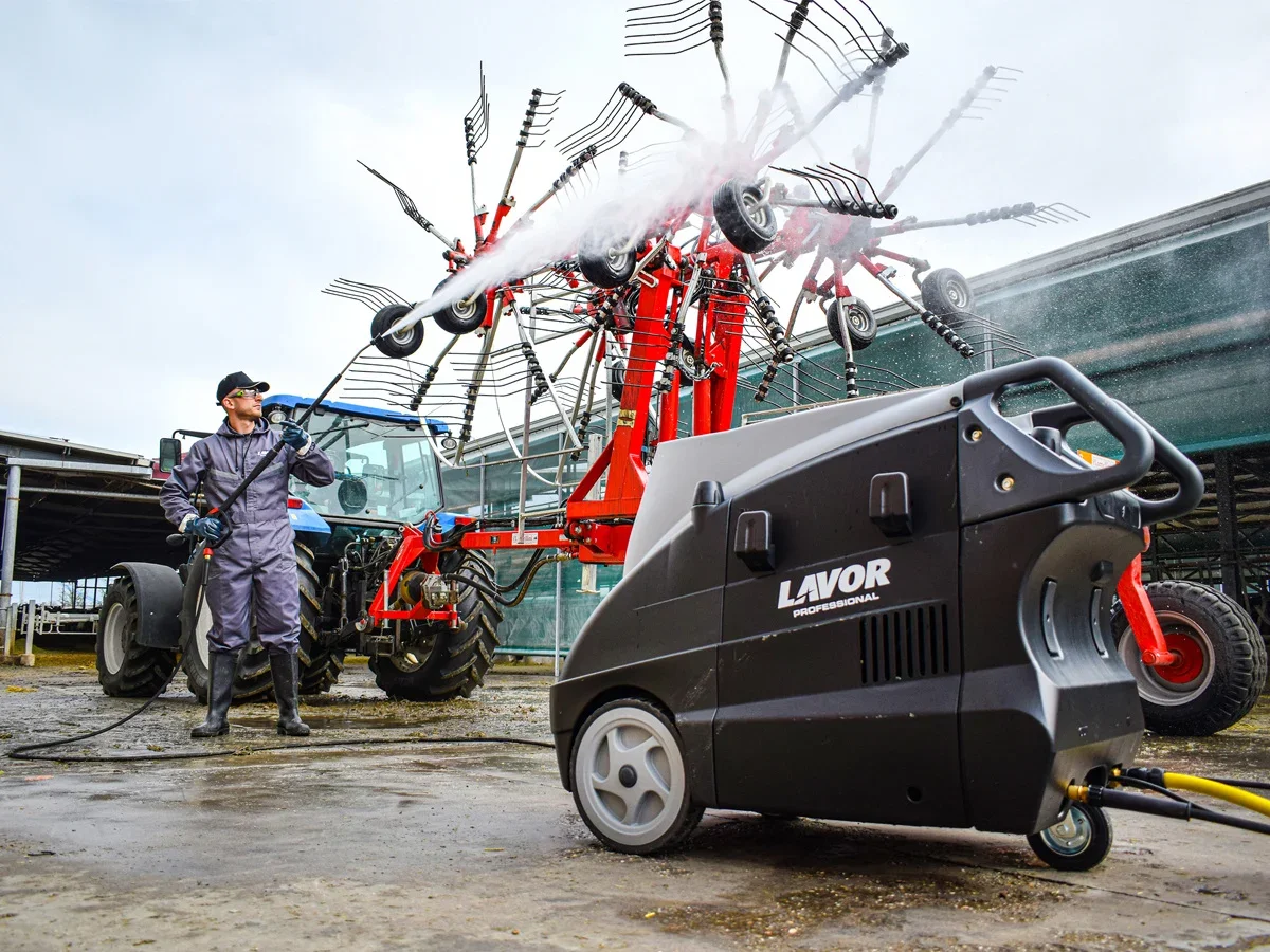 Advantages of Professional hot water high-pressure cleaners: cleaning farm equipment