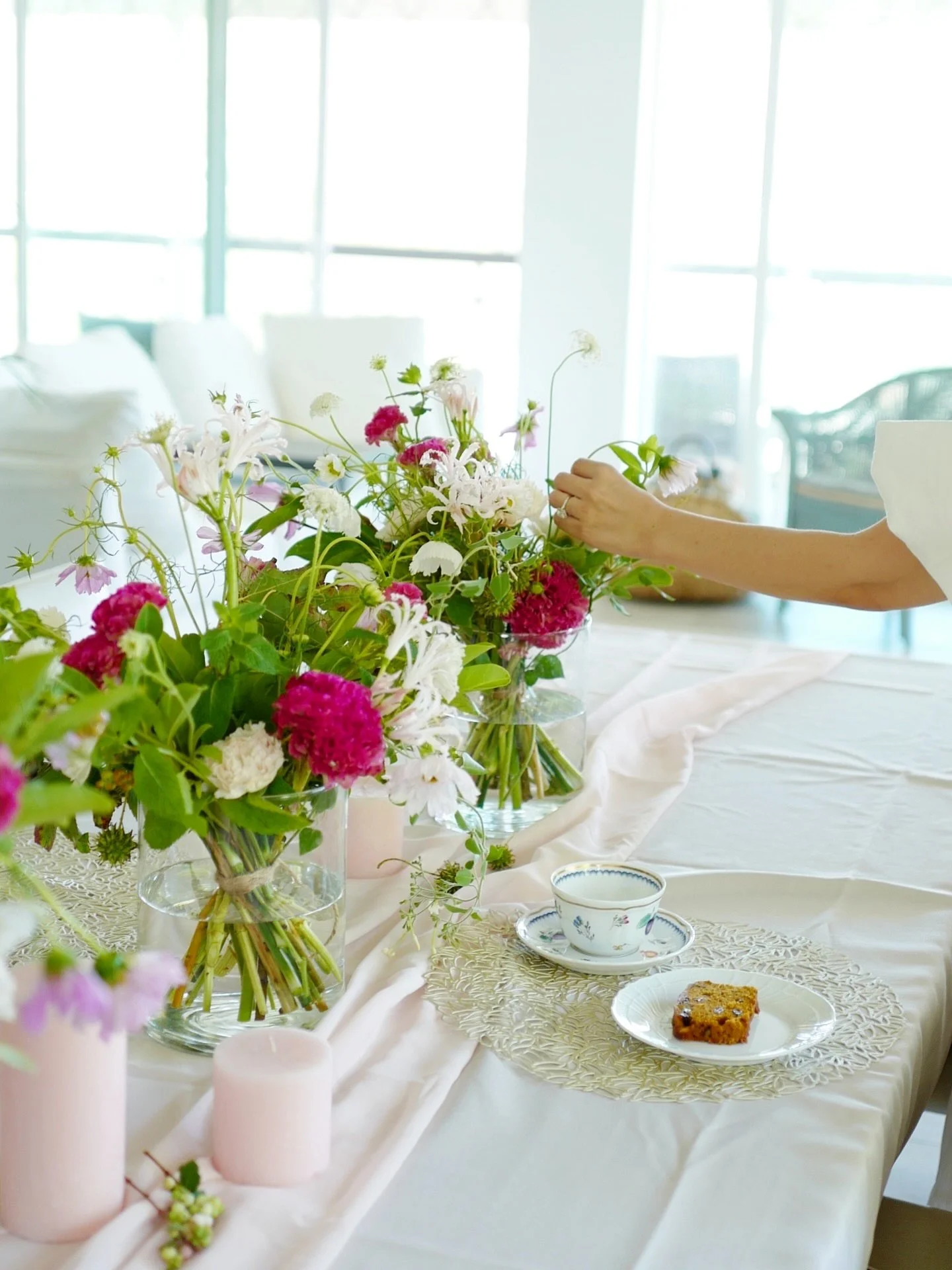 プライベートワークショップたち。

毎月来てくださるので「個性的すぎるけどきっと彼女はこれ好きだと思う」とこちらも冒険したり、逆に「これは絶対やめよう」と一人一人を思い浮かべながらお花を選びます。
今月はコスモスをメインにケイトウ、ネリネ、ダリア、メープル、ジャスミン等、毎回少しずつ違う花材を。
シンフォリカルポスもこの時期綺麗なのでそちらもとても好評でした。（去年もシンフォリカルポス使ったんだけど、去年はまぁまぁ普通だったのであまり主張する存在ではなく皆様の記憶からは抜け落ちていた模様wナマモ