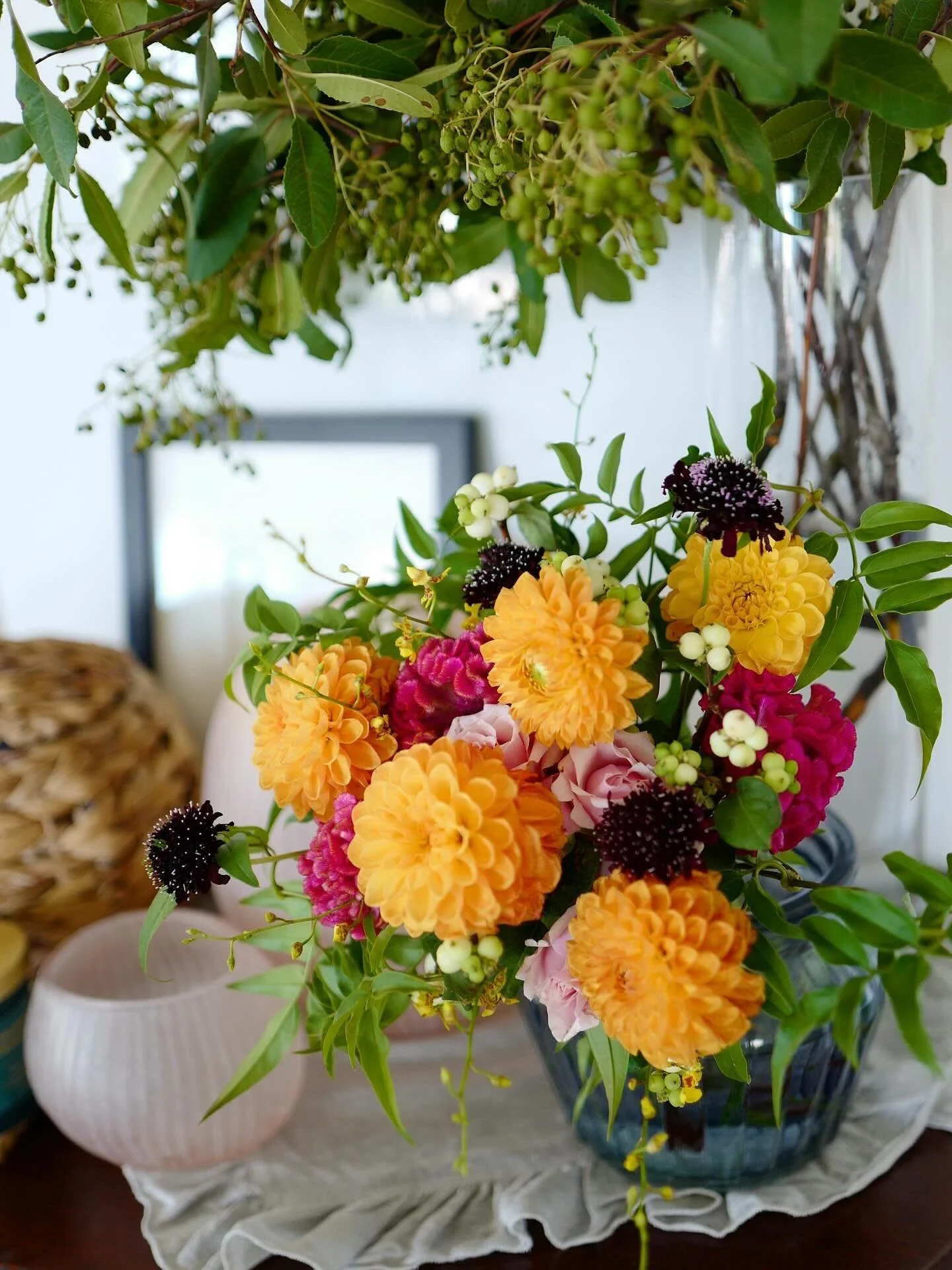 Fall flower vibes🍂

秋は、夕暮。
日ひ入いりはてて、風かぜの音おと、虫むしの音ねなど、はた、言いふべきにあらず。

ハワイでもちゃんと、風の音、虫の音が聞こえます。
風の音は暴風だったり、虫の音はゲッコー（トカゲ）だったりしますが😂🦎