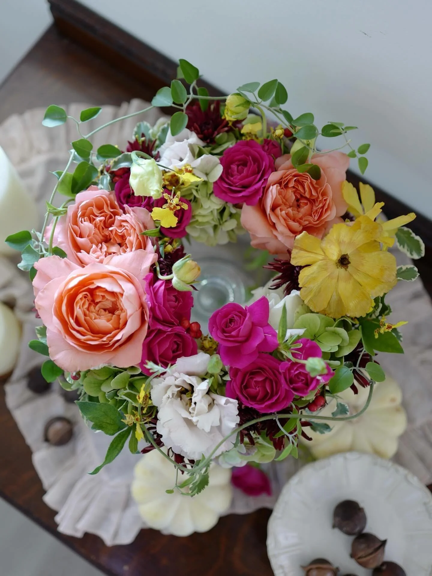 Table wreath arrangement with fall color flowers.Thank you for joining🌸

10月のアレンジメントは秋のテーブルリース。想像より大分より大きなバラが届いたので、とても豪華なリースになりました。お越しいただき有難うございました！