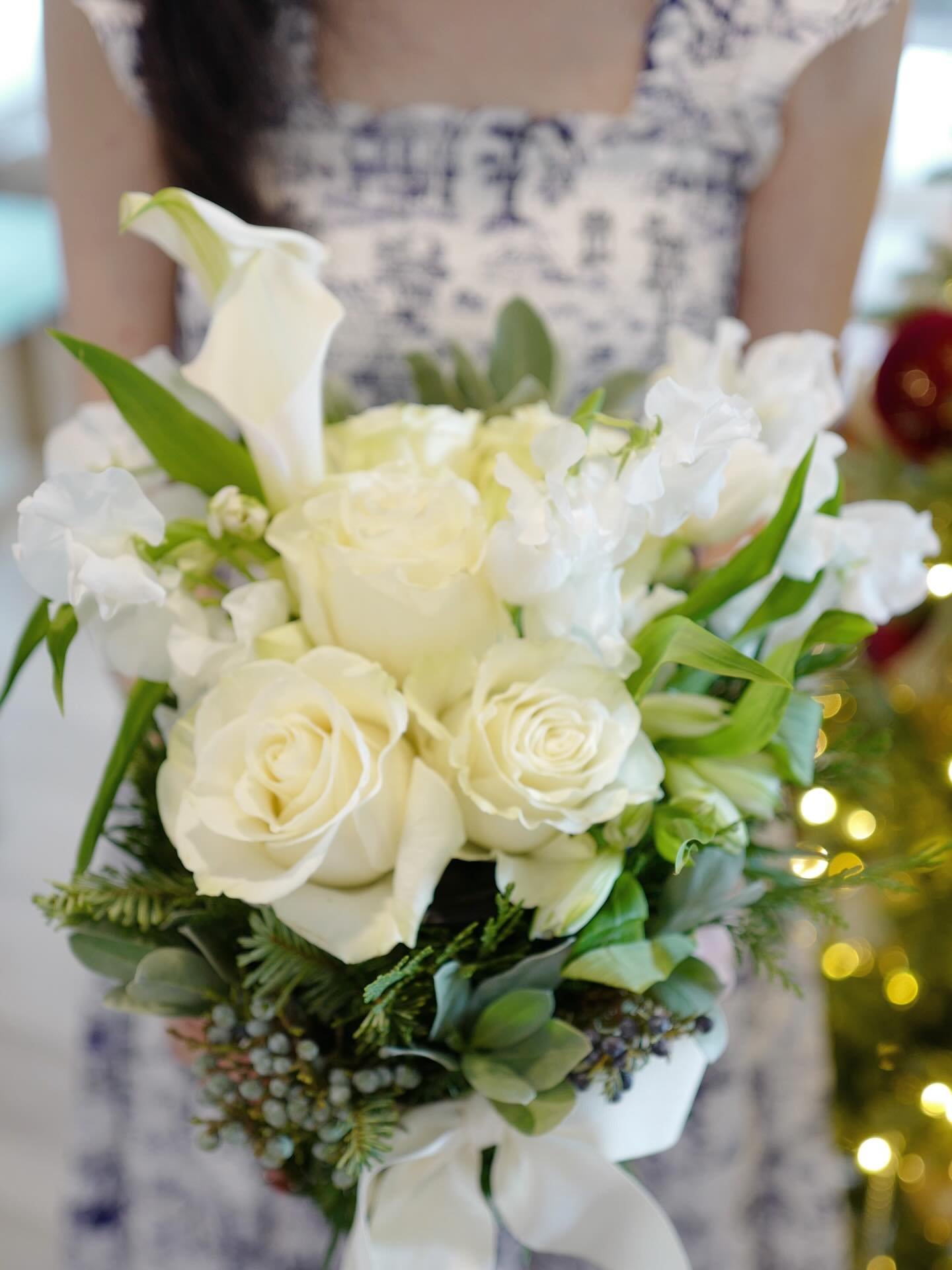 Another private workshop. 
Non-stop laughter and a great time with these lovely ladies💓

毎月お会いできるのを私もとても楽しみにしている方たちと。
強靭なクリスマスグリーンを相手に、皆様の素敵なネイルが傷まないか実はヒヤヒヤしていました🤣でも楽しんでもらえてよかった🎄✨お花以外の、食器やらお茶やらお茶菓子やらインテリアやらいつも私の細かいこだわりにも気付いてもらえて沢山質問してもらって感謝でいっぱいだし