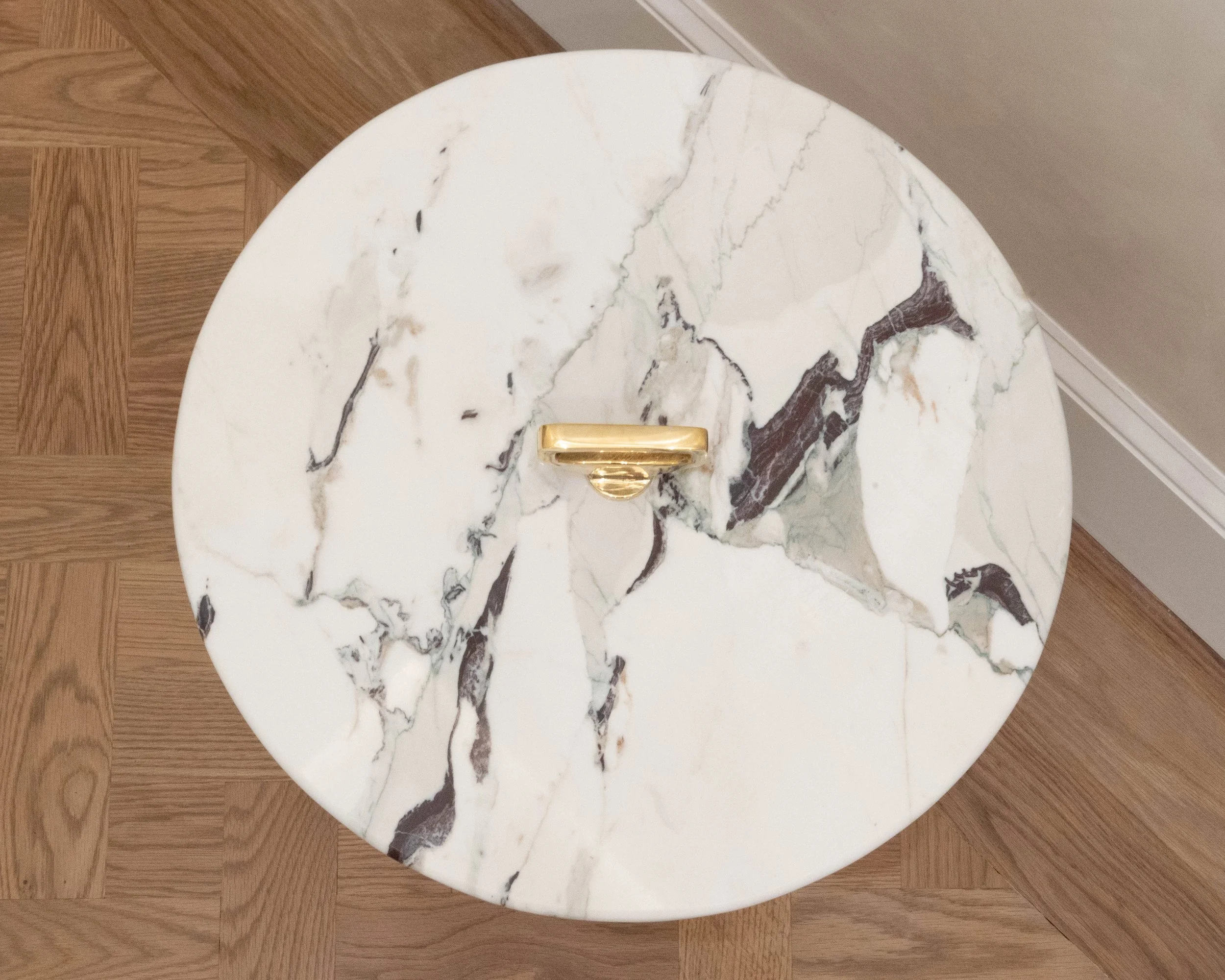 Bellance Marmol Cigarette Table in Cast Bronze and Calacatta Viola Marble 2 by Costantini 02.jpg
