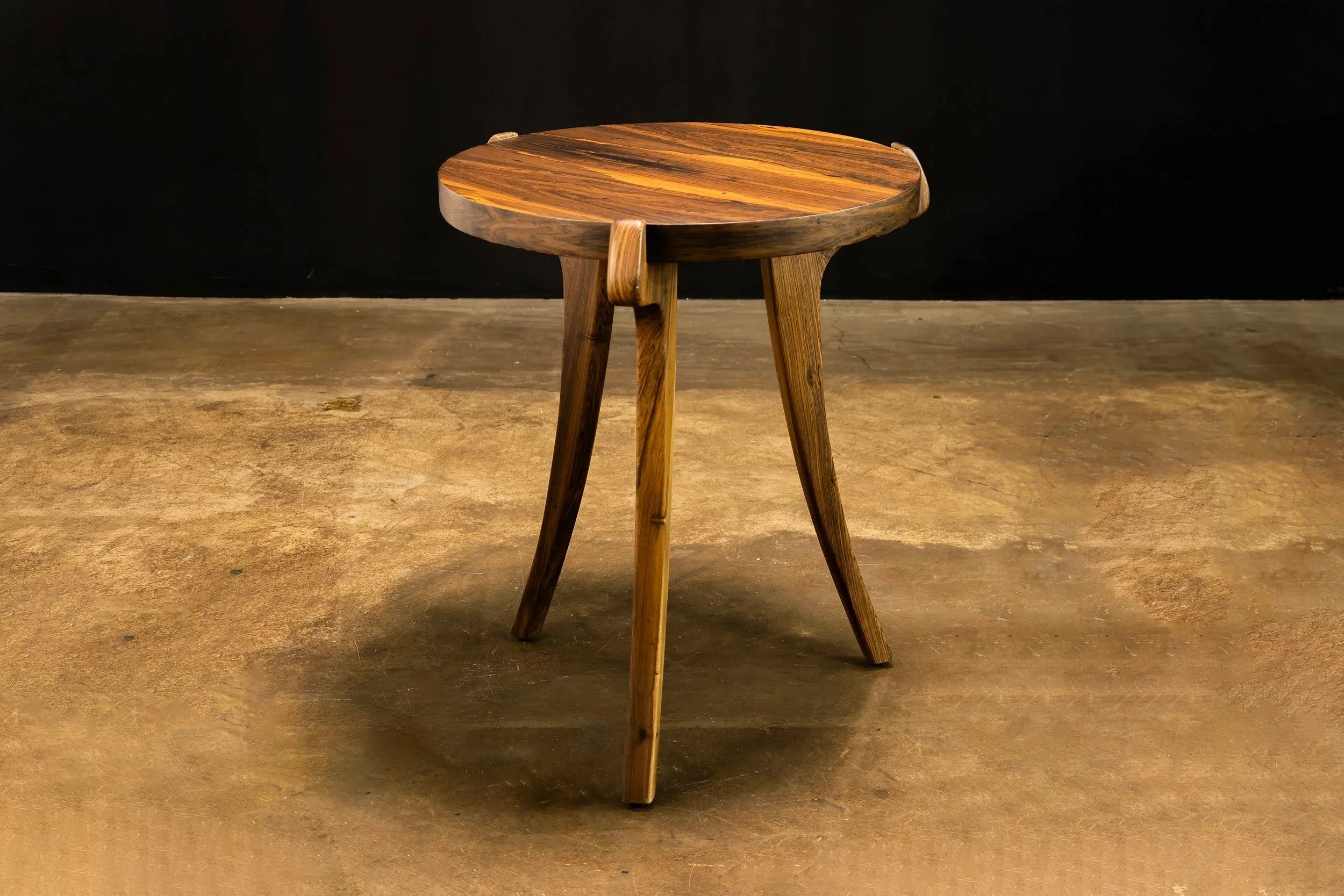 imgi_36_Uccello+Table+by+Costantini++230326_01+00.jpg