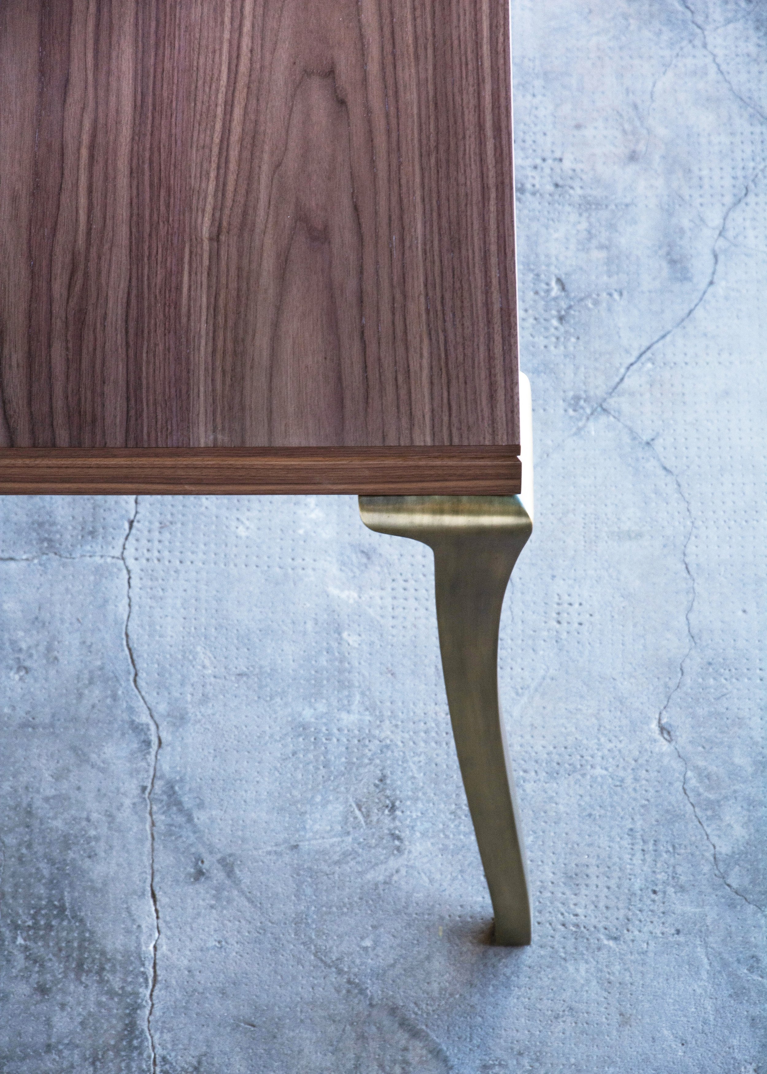 Enzio Modern Cast Bronze and Walnut Dining Table from Costantini 04.jpg