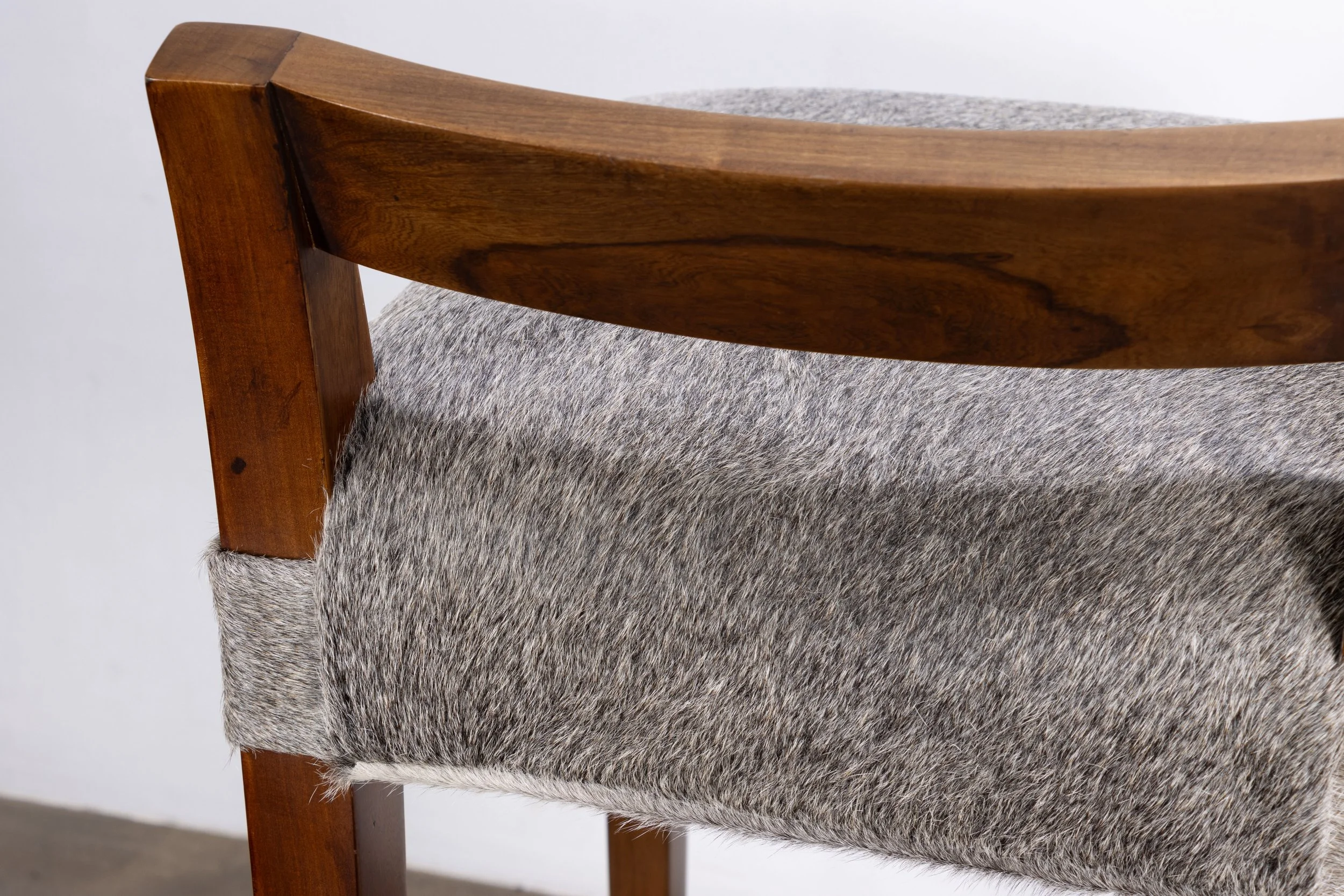 Umberto Stool Hair Hide in Gray by Costantini 08 251126_01.jpg