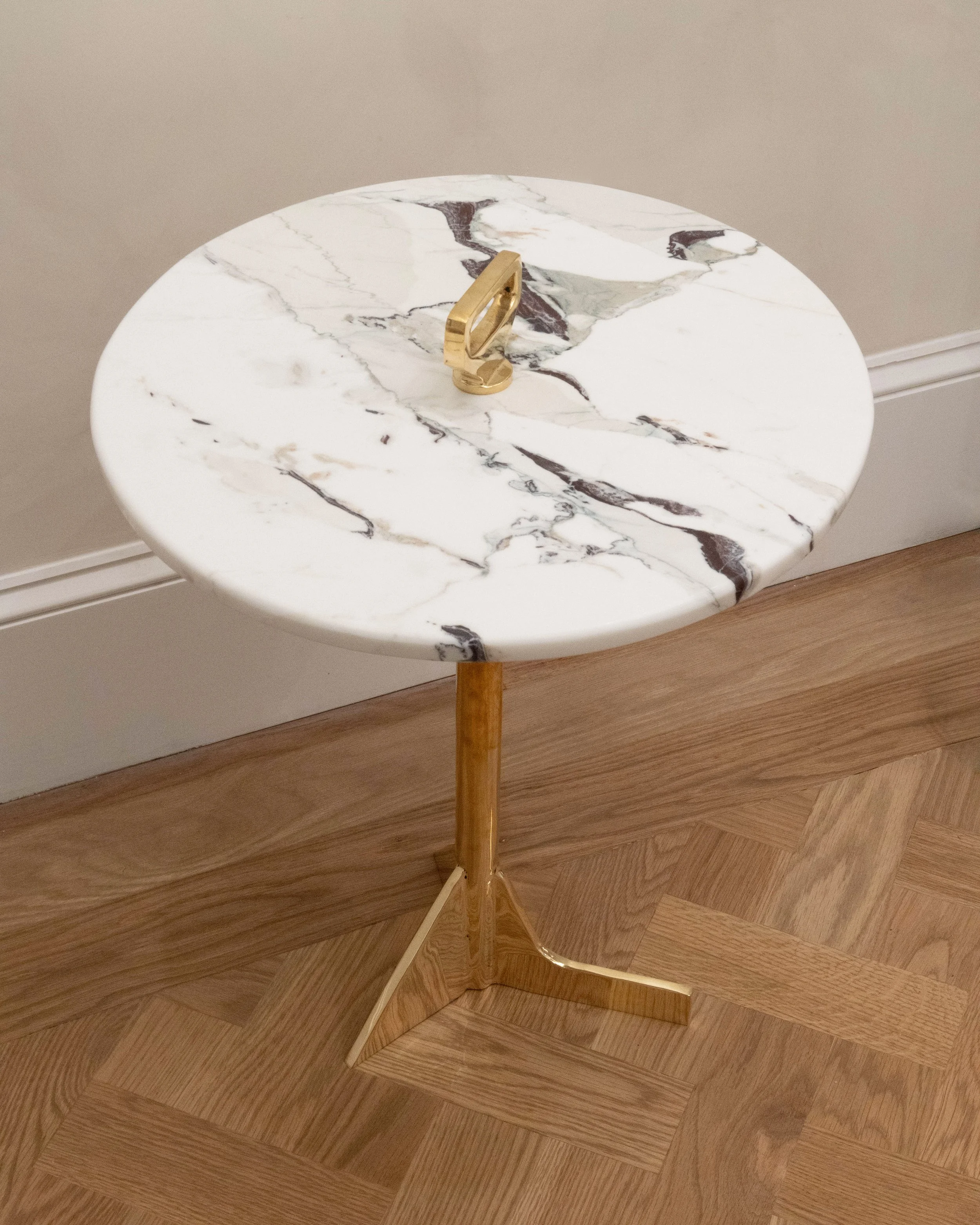 Bellance Marmol Cigarette Table in Cast Bronze and Calacatta Viola Marble 2 by Costantini 01.jpg
