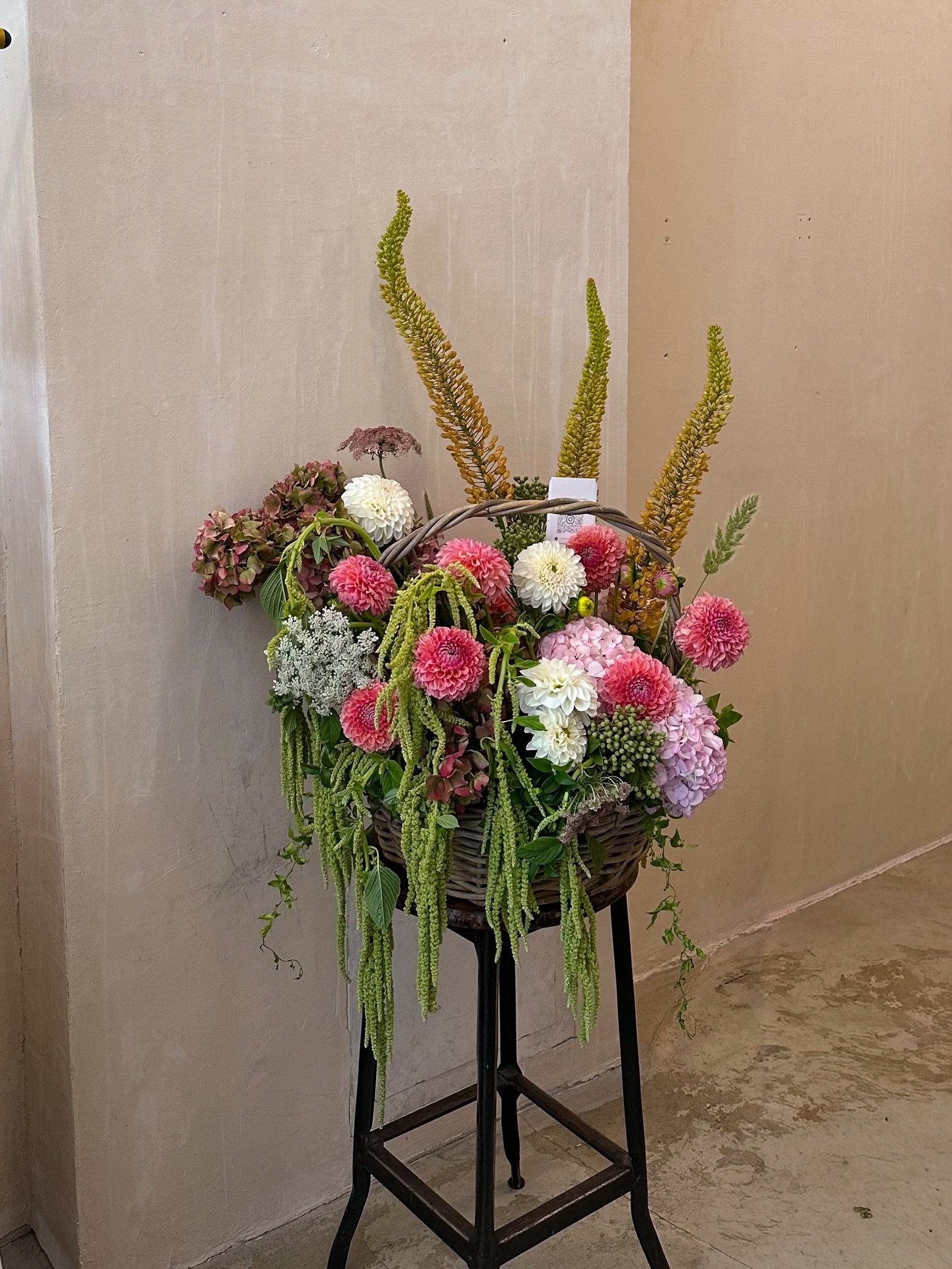 A beautiful centerpiece inspired by late summer and early fall the perfect fall-infused arrangement for @amiracoffeebar pop-up ☕ 🍂 🌸💐 

#flowerstagram #florist #gift #fall #nyc
