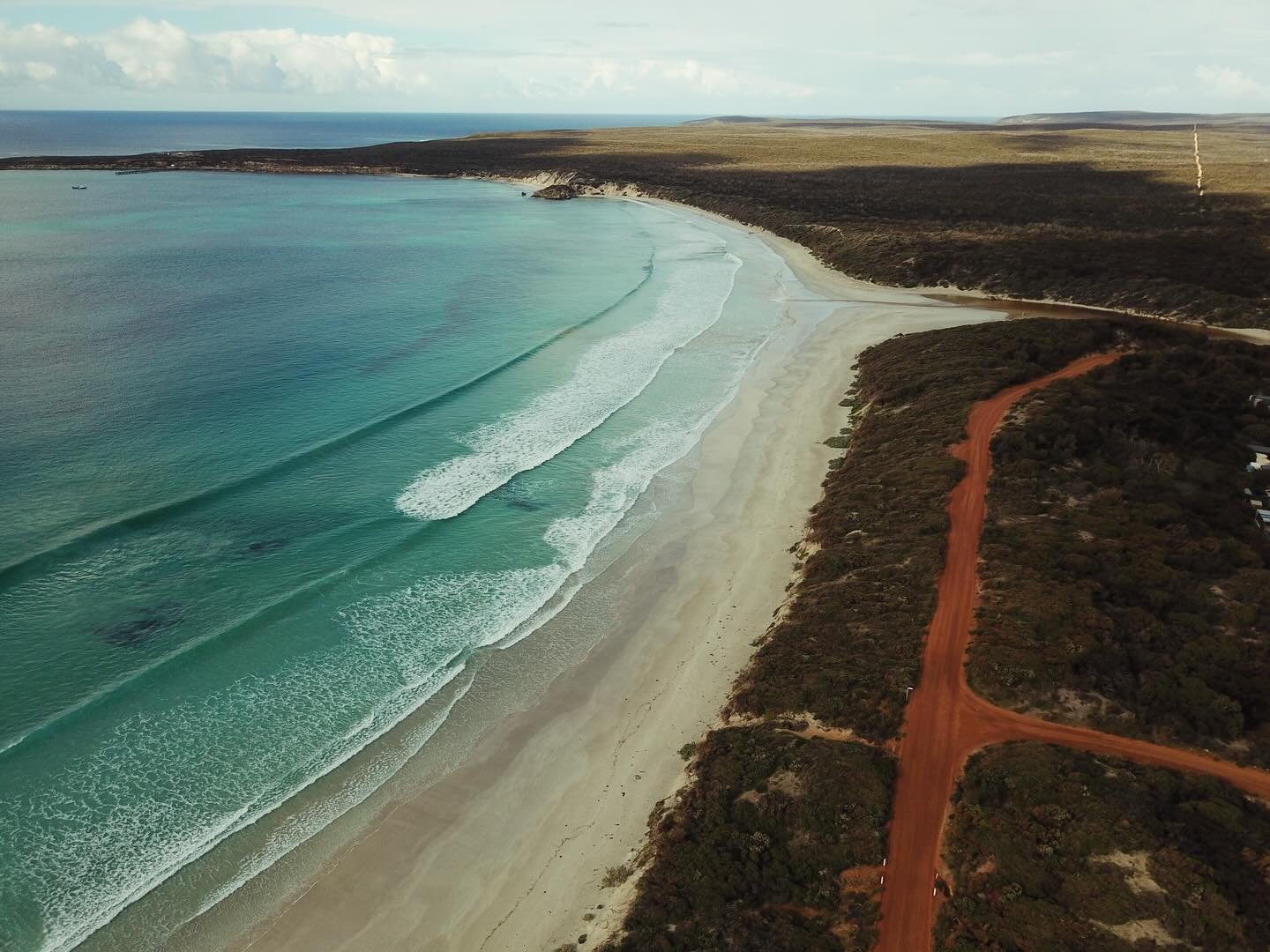Vivonne bay&hellip;.. voted one of Australia&rsquo;s best beaches&mdash;and Sommerhus right at its doorstep.

#kangarooislandaustralia #airbnbsouthaustralia  #luxurystay #surf  #bushwalk  #flinderschasenationalpark