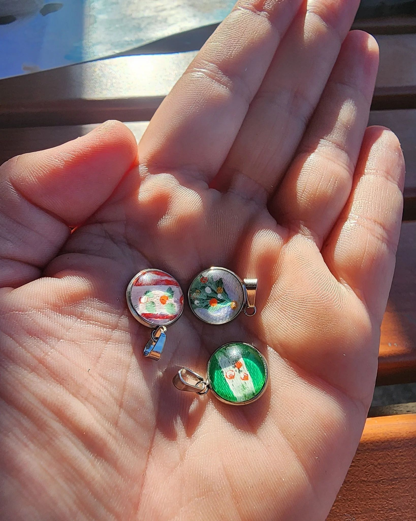 🎄 Final touches on the matching Christmas pendant necklaces&hellip; just in time for tomorrow&rsquo;s Mini Christmas Drop!

#handmadejewellery #christmasjewellery #minichristmasdrop #australianmaker #handpaintedjewellery #festivefashion #shopsmallau
