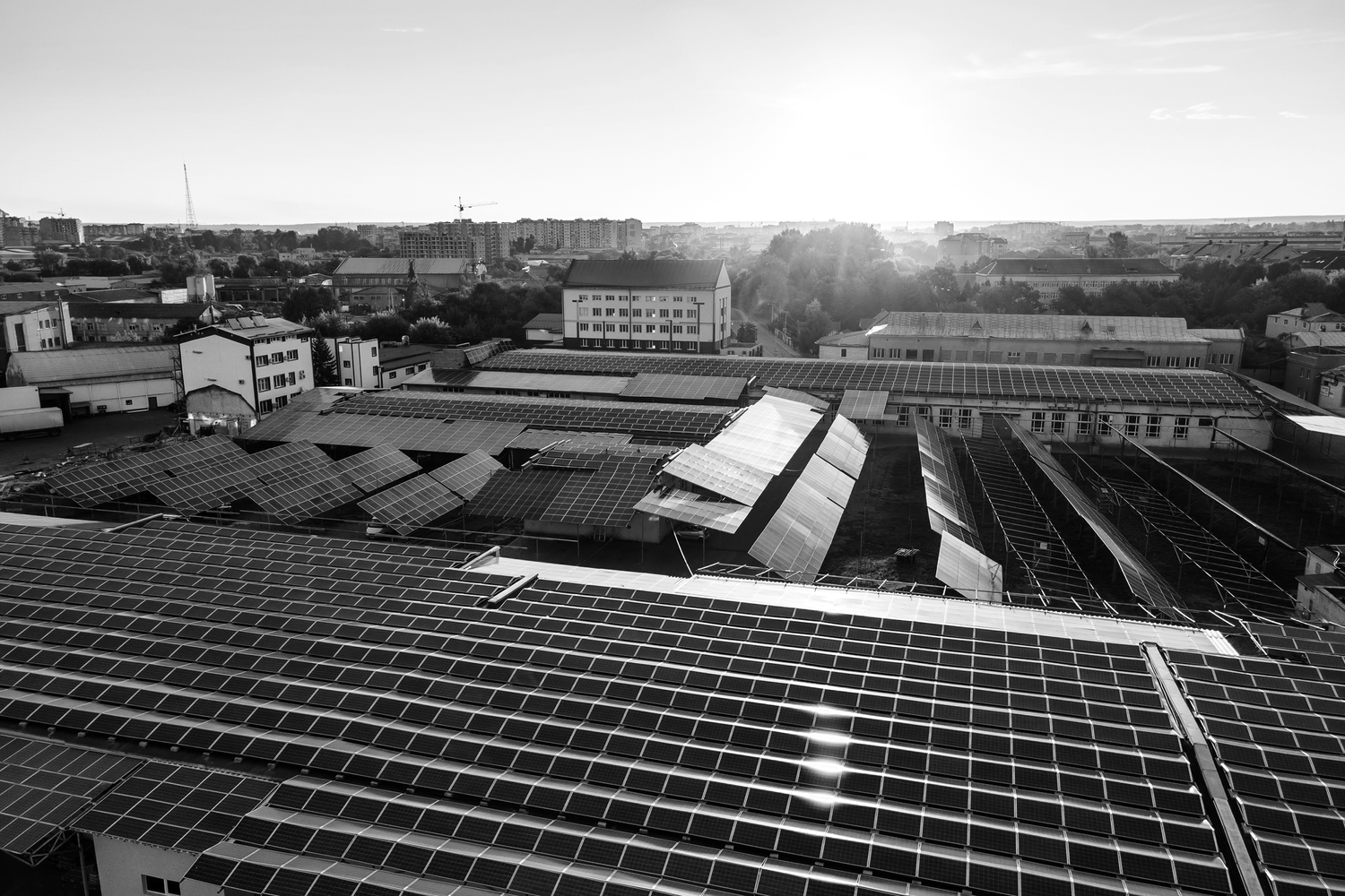 Foto aerea: impianti fotovoltaici sui tetti di edifici commerciali e industriali