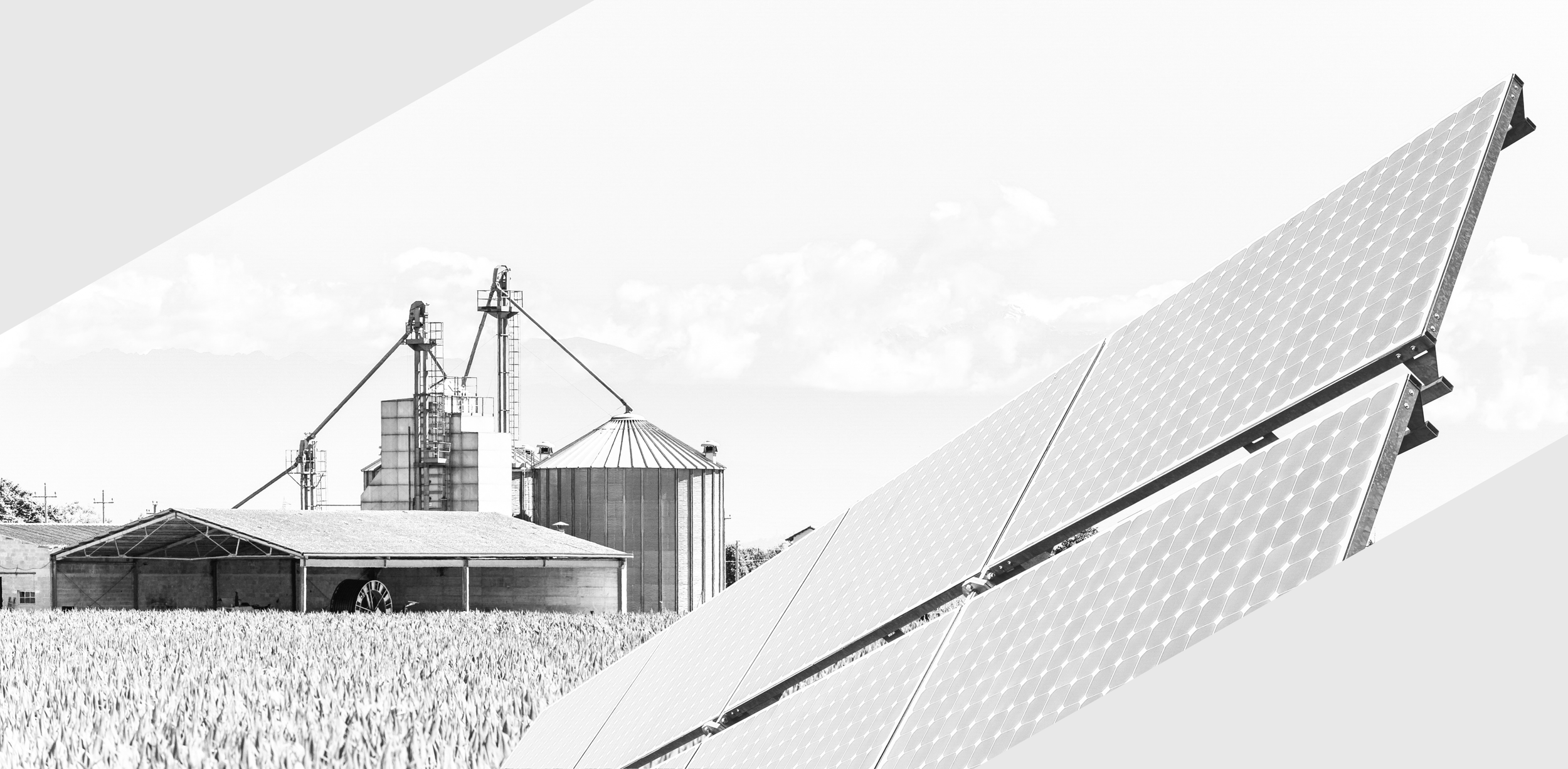 Solaranlagen vor einem Bauernhof bei Sonnenlicht.