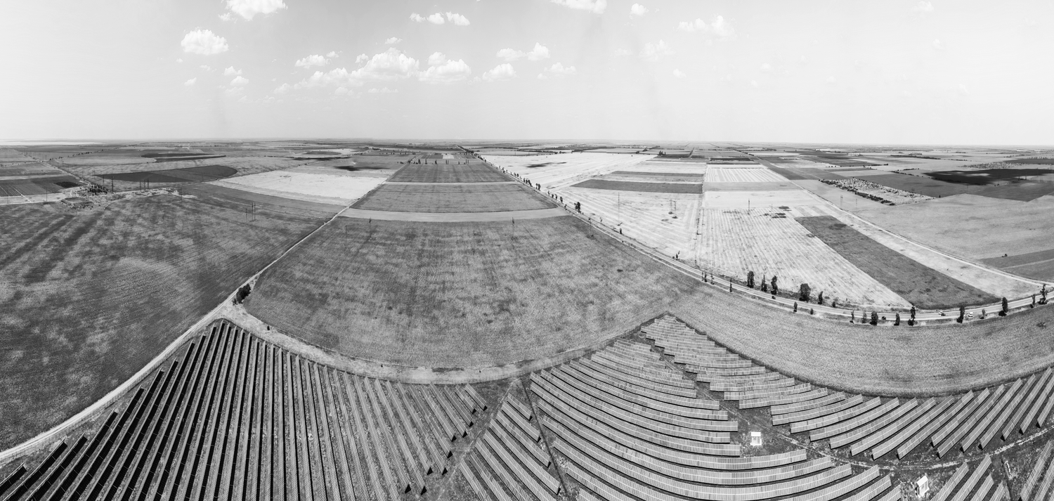 Vista aerea di file di moduli tra terreni agricoli