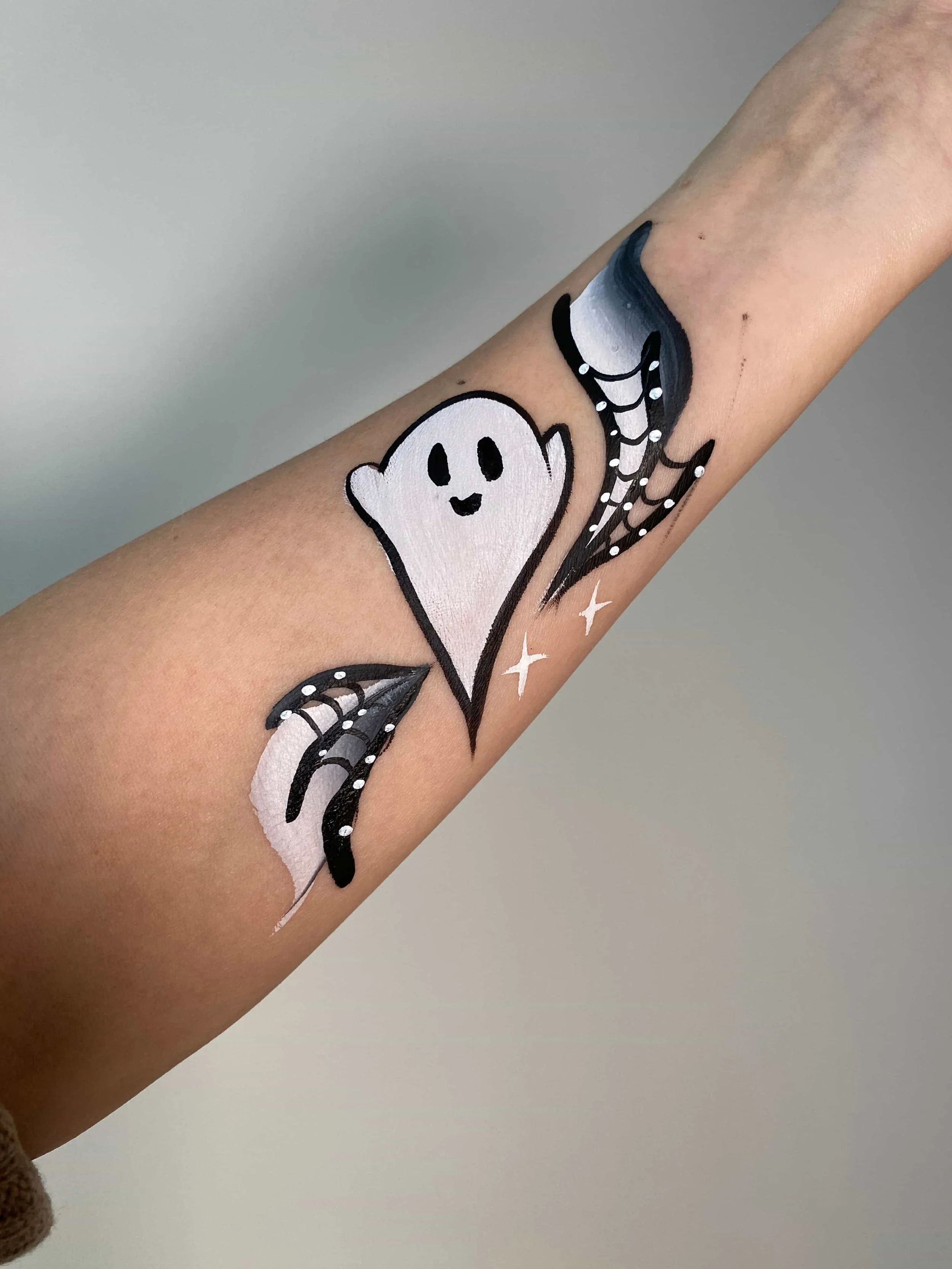 Halloween haamu mustavalkoinen kasvomaalaus