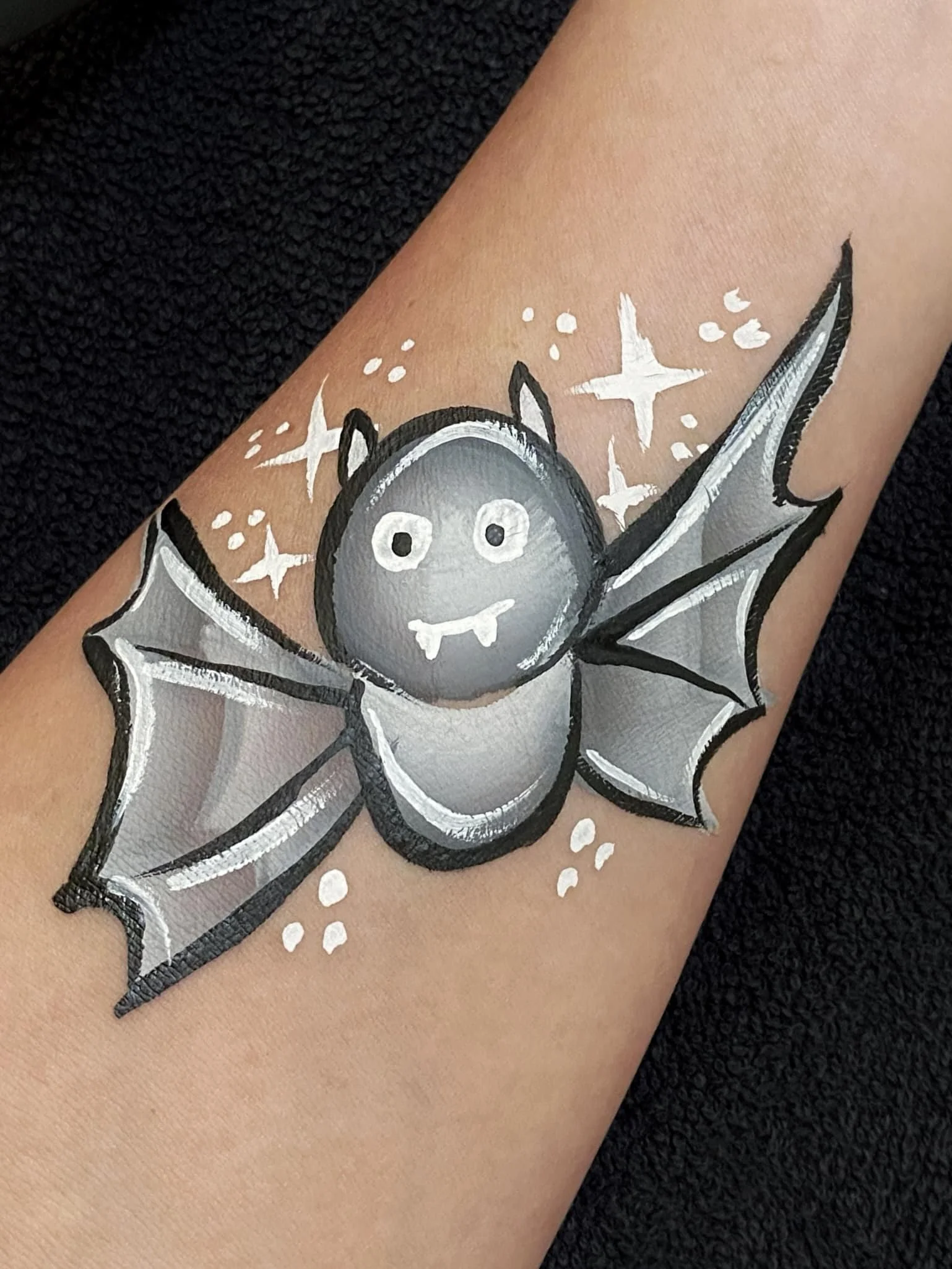 Halloween-lepakko kasvomaalaus