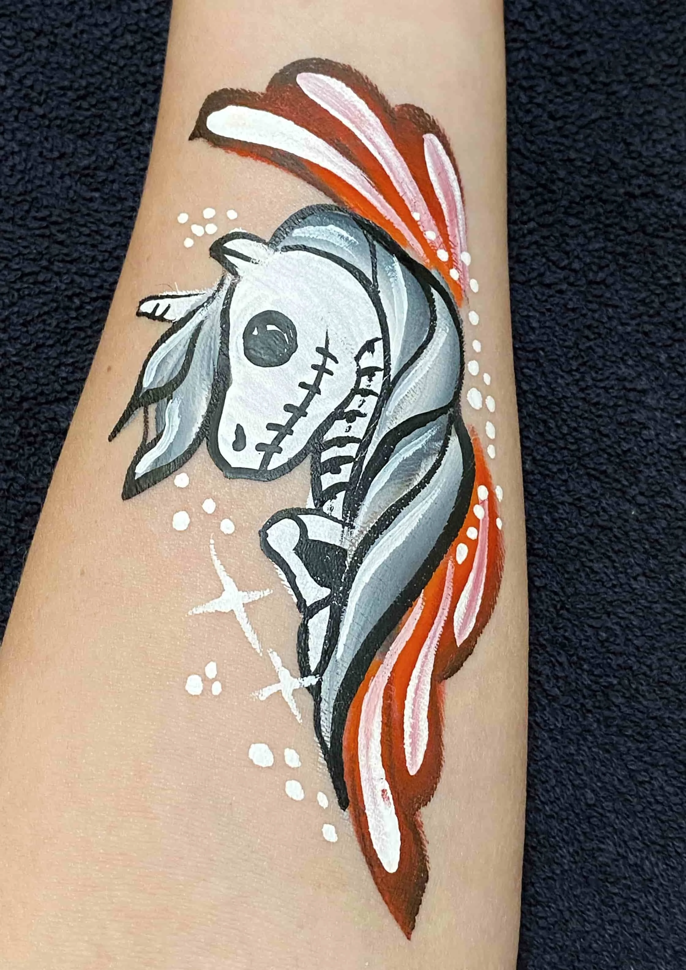 Halloween-yksisarvinen, valko-musta-punainen luurankohevonen