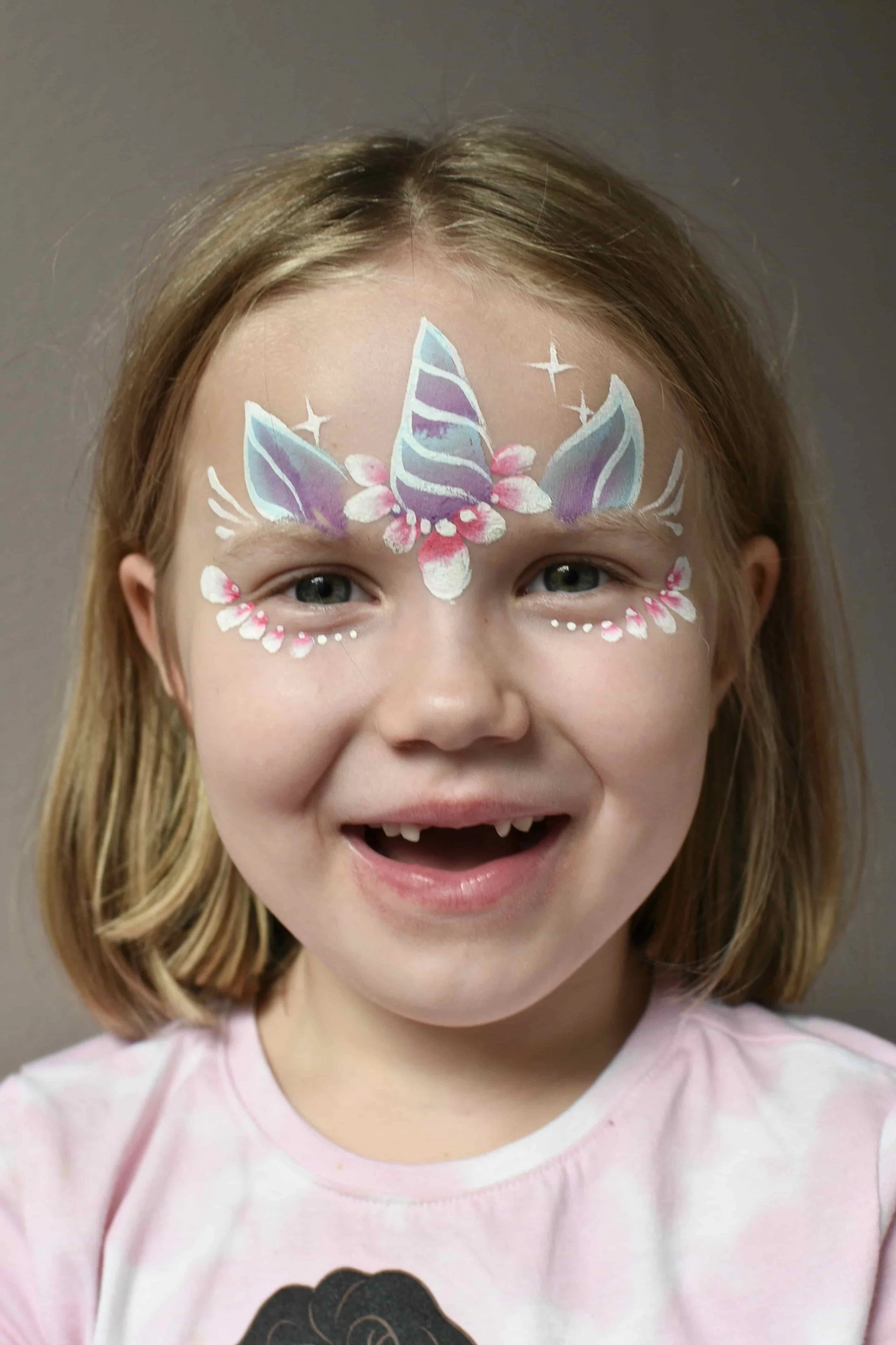 Yksisarvinen kasvomaalaus otsassa koristeena kukkia