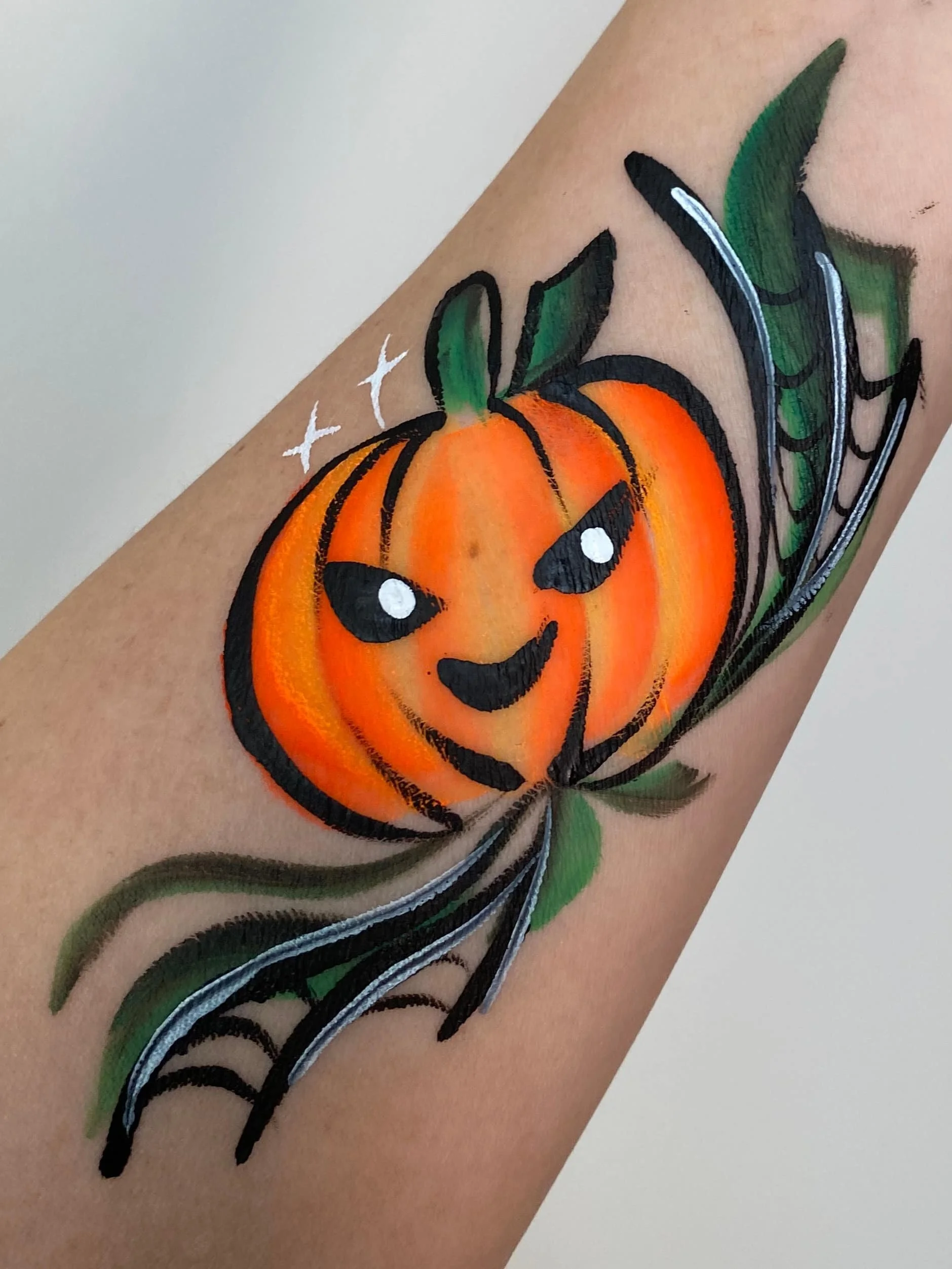 Halloween-kurpitsa kasvomaalaus ja hämähäkinseittiä