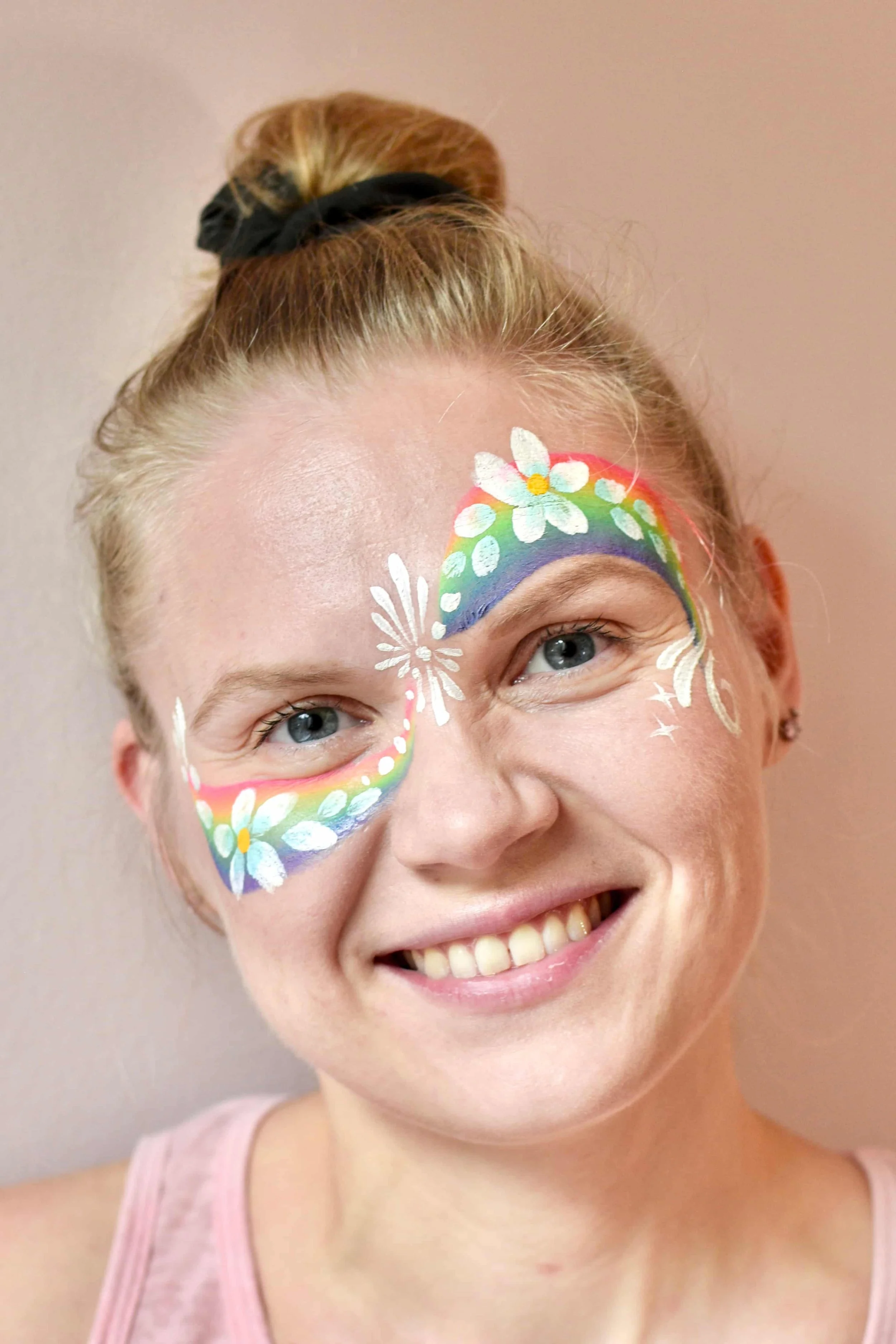 Sateenkaari ja kukkia kasvomaalaus