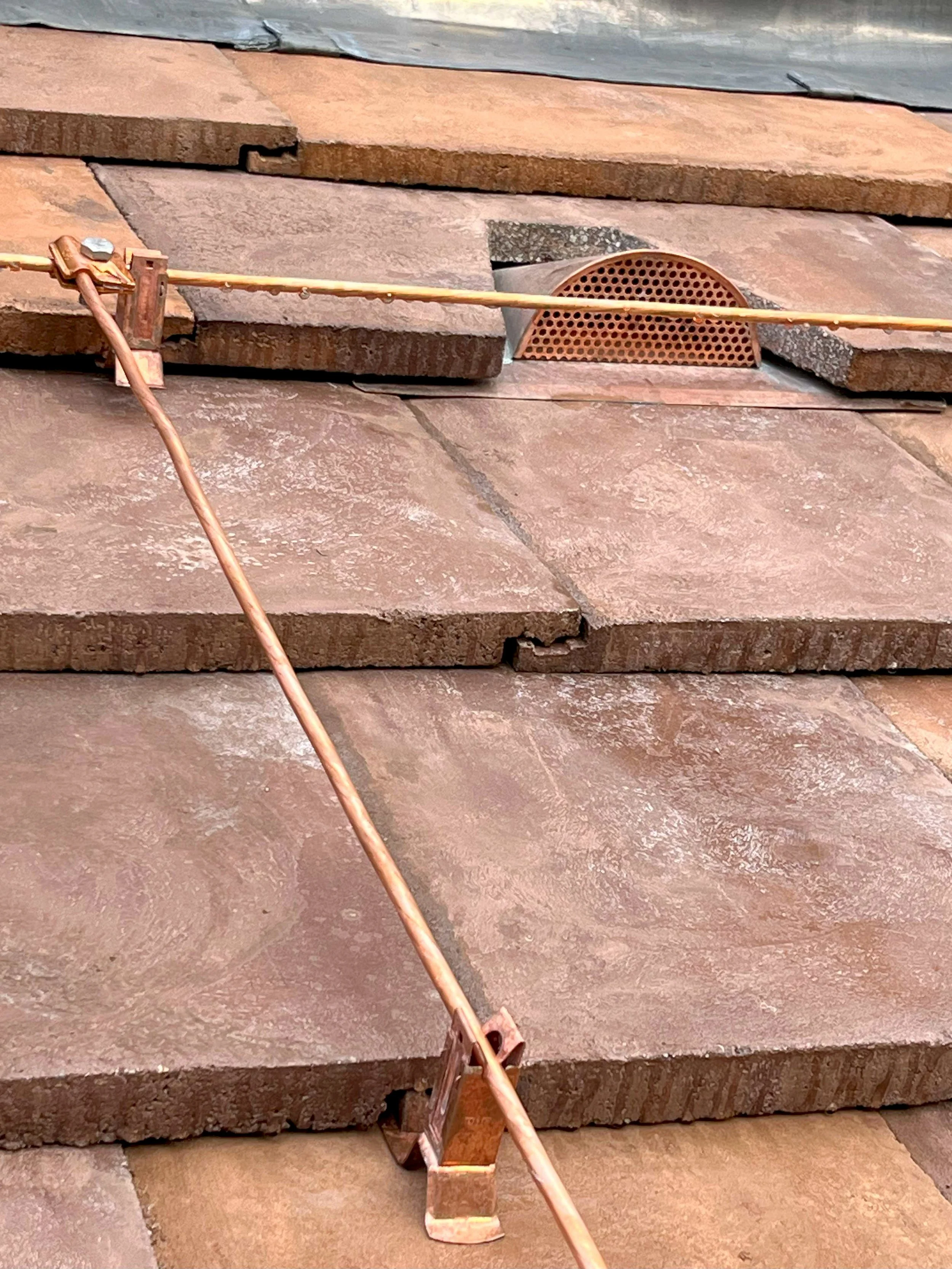 Münsterkirche Einbeck Lüftungsgitter First 1_retusche.jpg