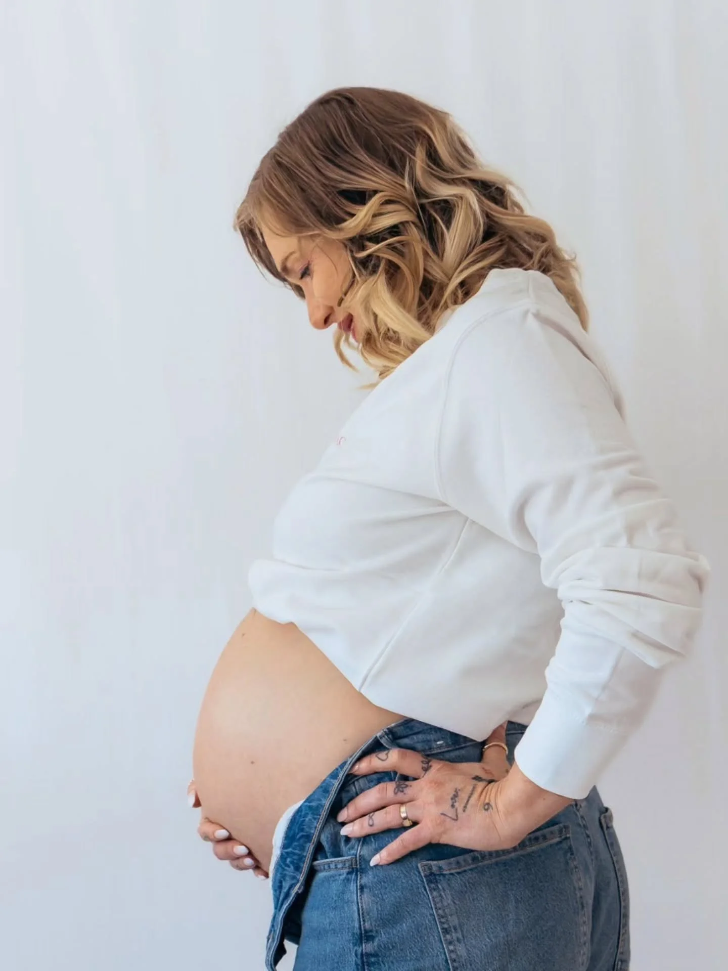 Soft light, quiet moments, and a love that&rsquo;s already deeper than words 💖

There is something so magical about the anticipation of motherhood: the gentle way your hands rest on your belly and the quiet wonder of growing a new life. 

These flee