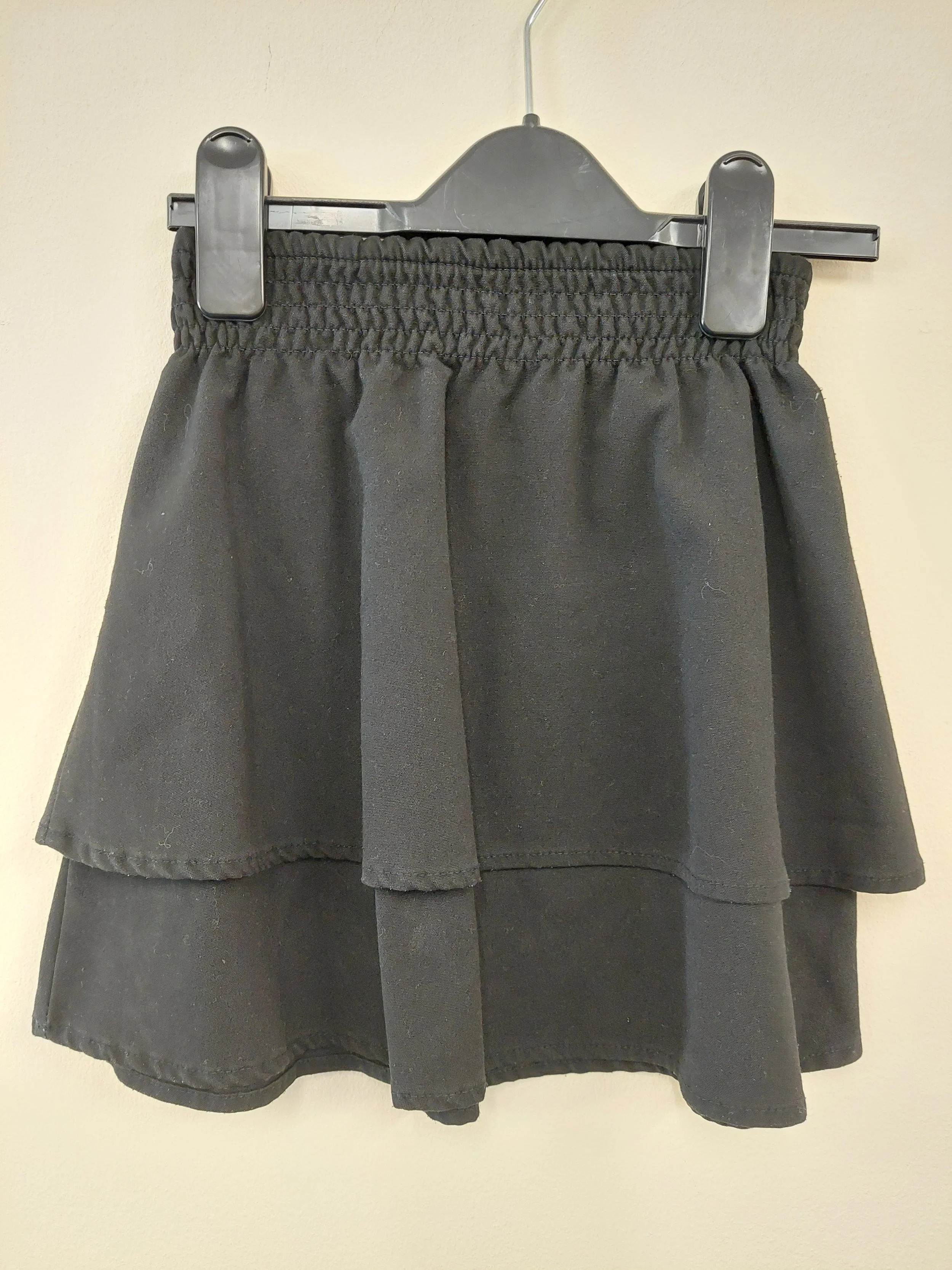 Ruffle skirt. 5-6y. Black