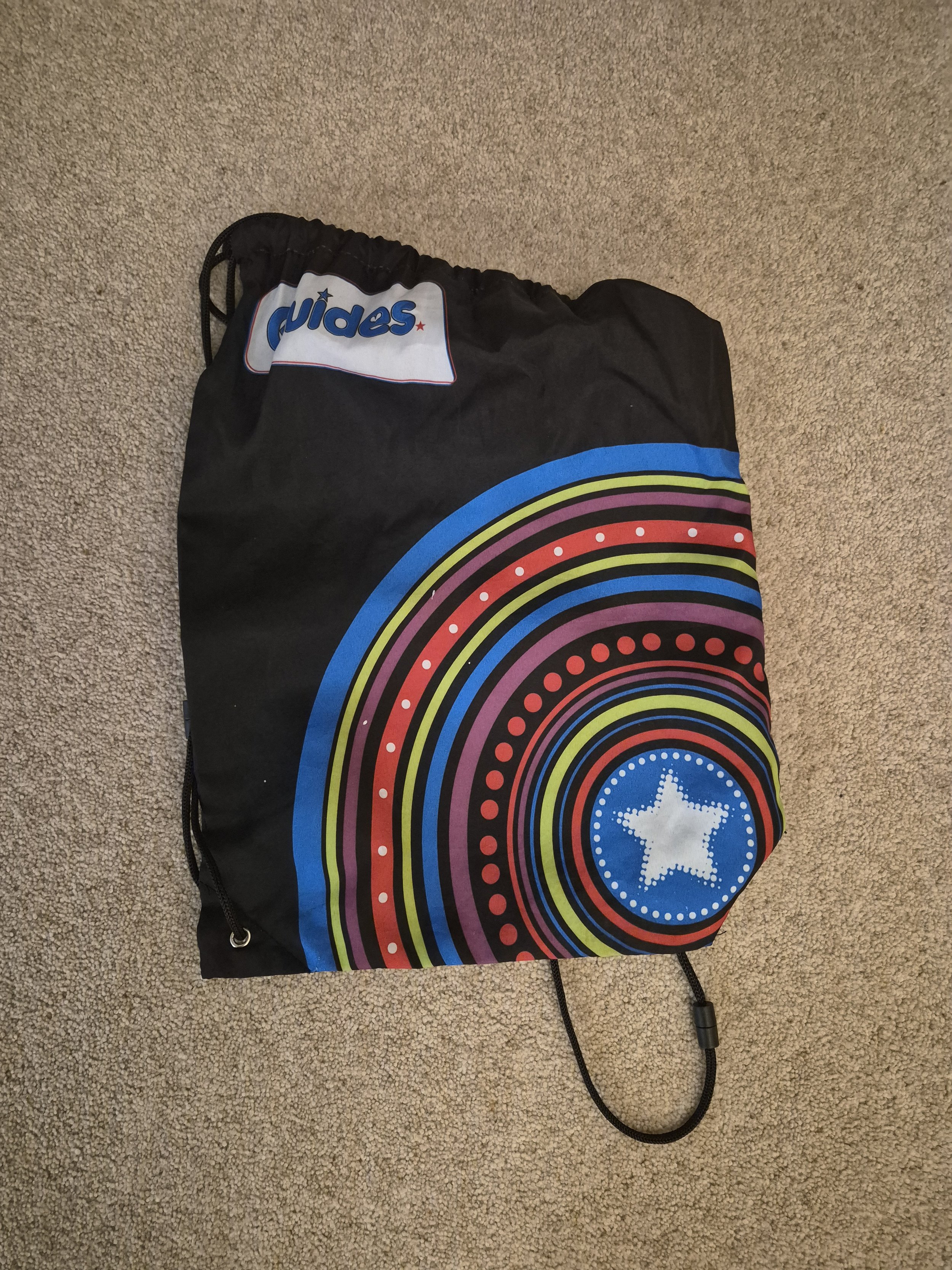 Guide pull-string bag
