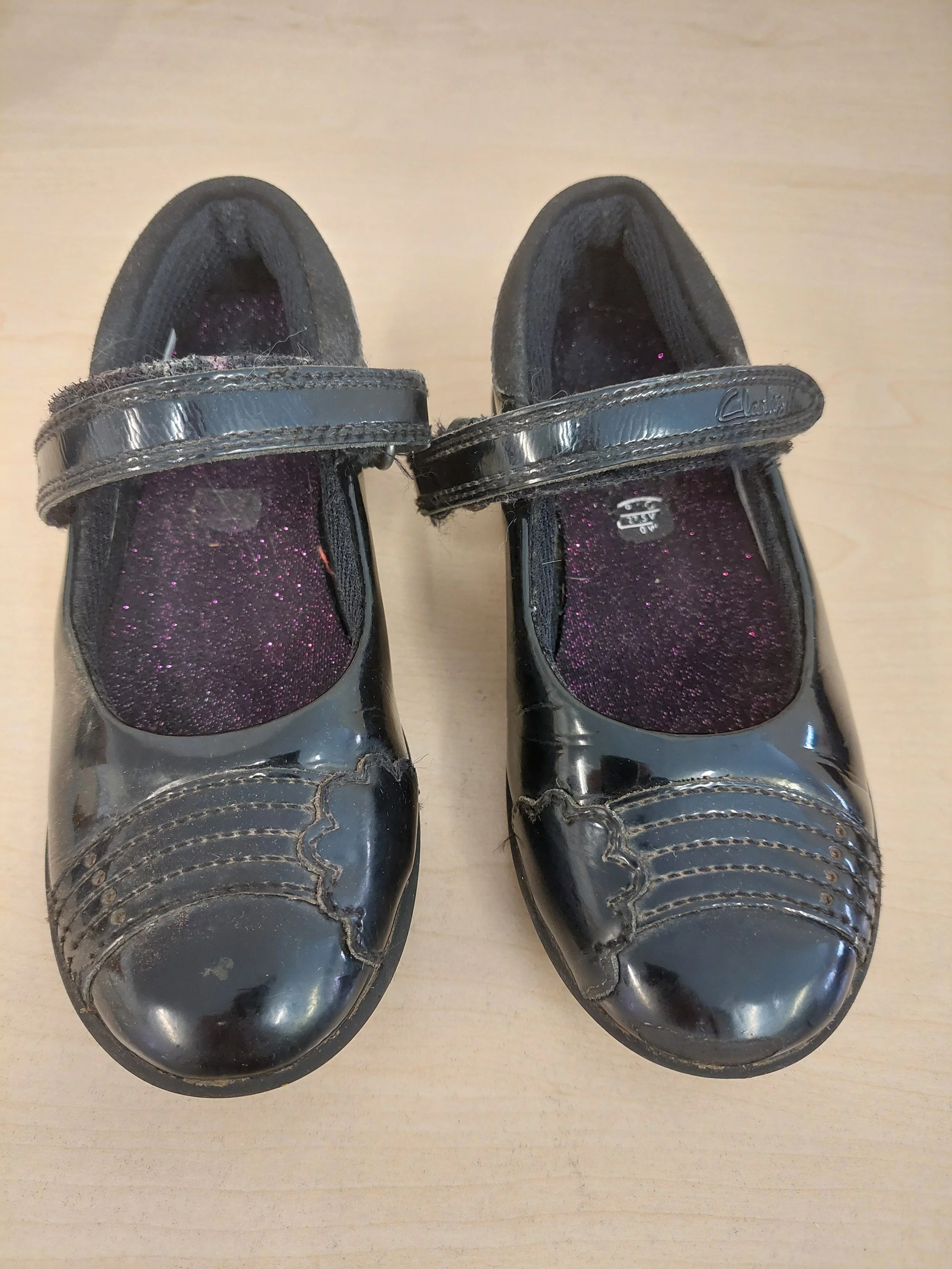 Girls black shoes. 9.5G
