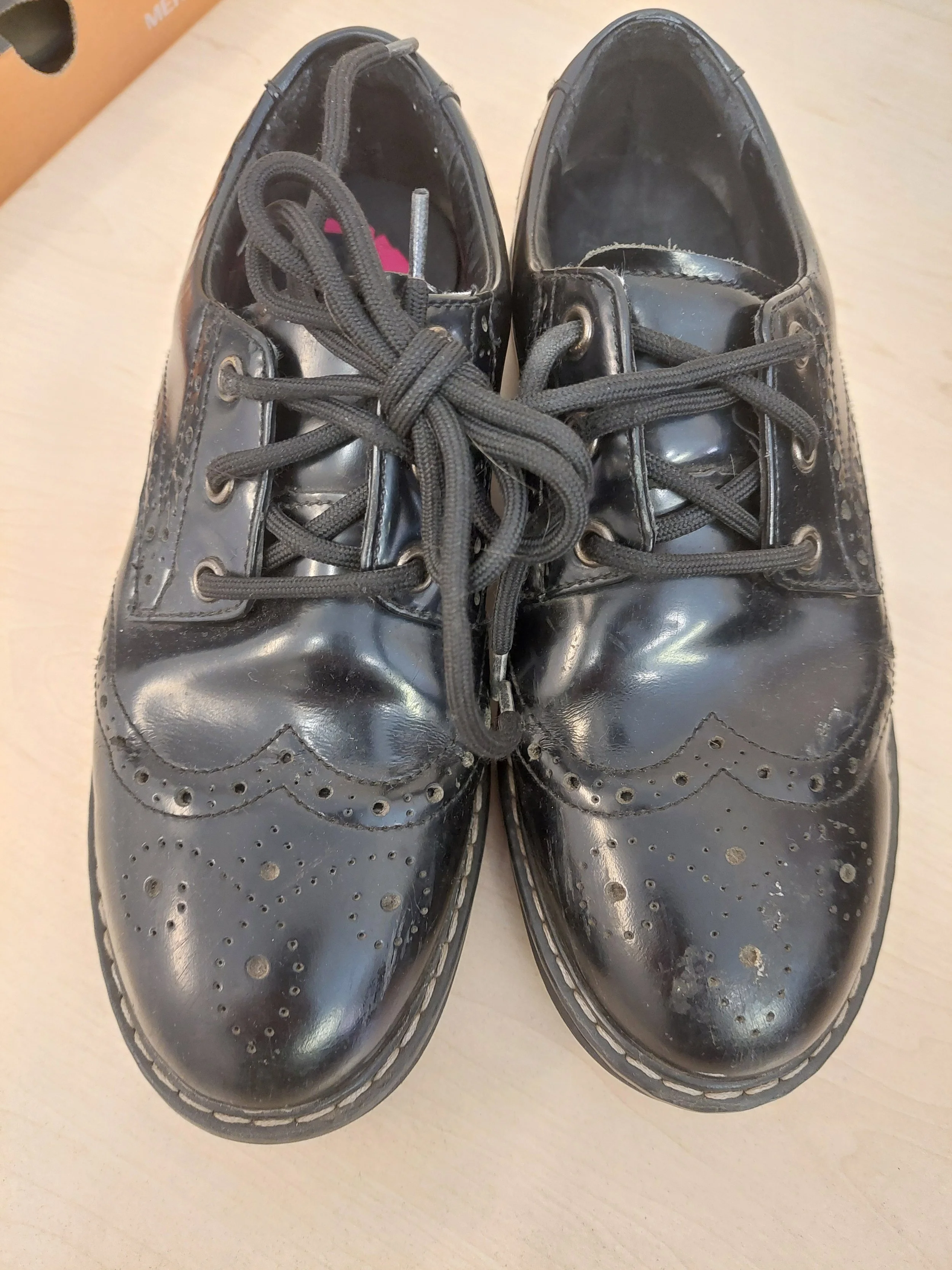 Girls black shoes. 5W