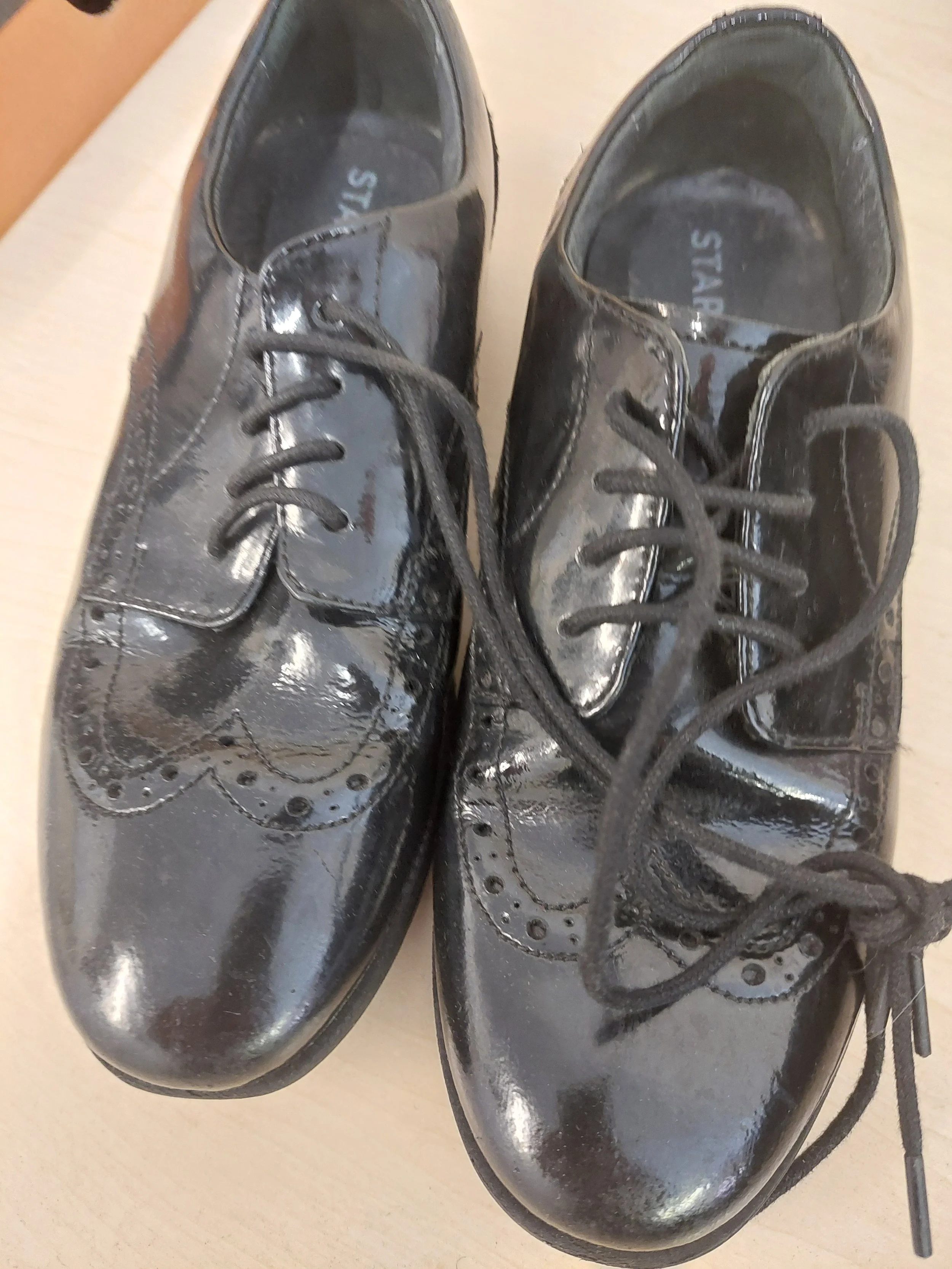 Girls black shoes. 1F