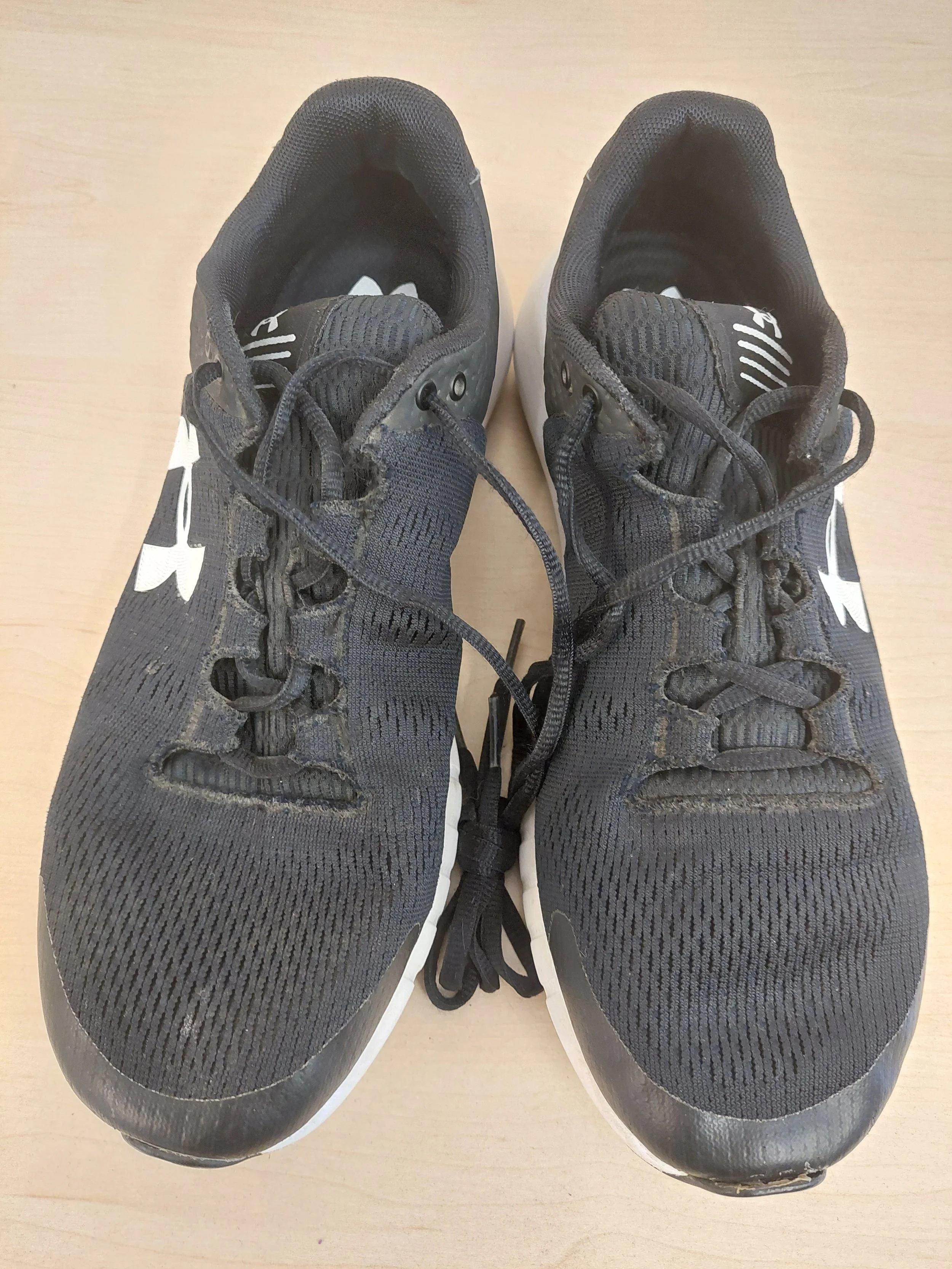 Trainers/ Adult size 9