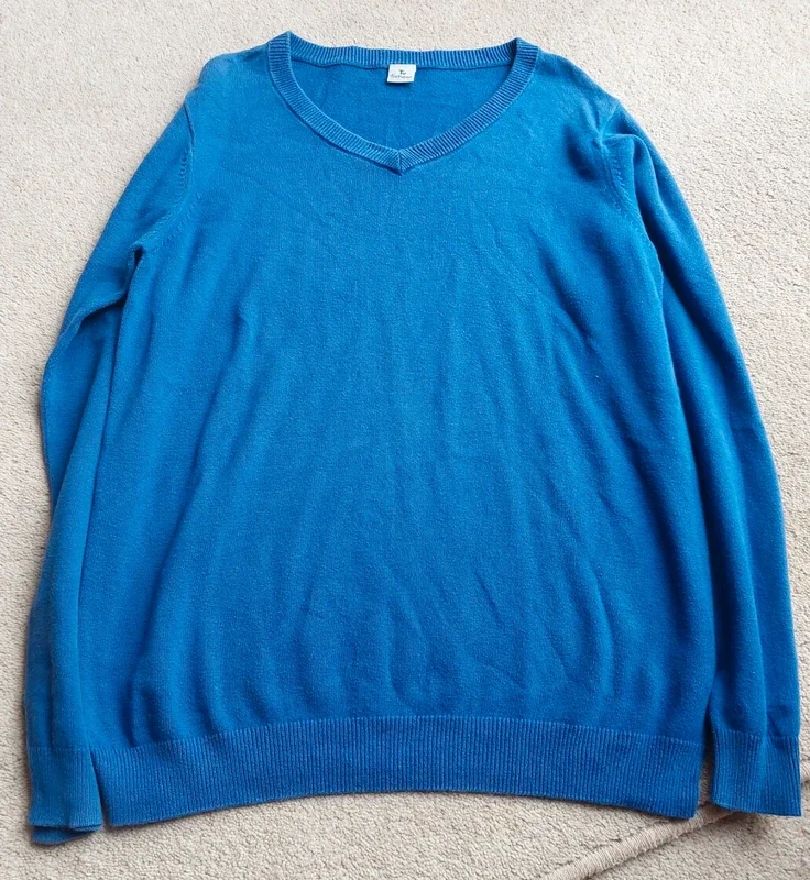 Blue v-neck jumper. 12y. TU