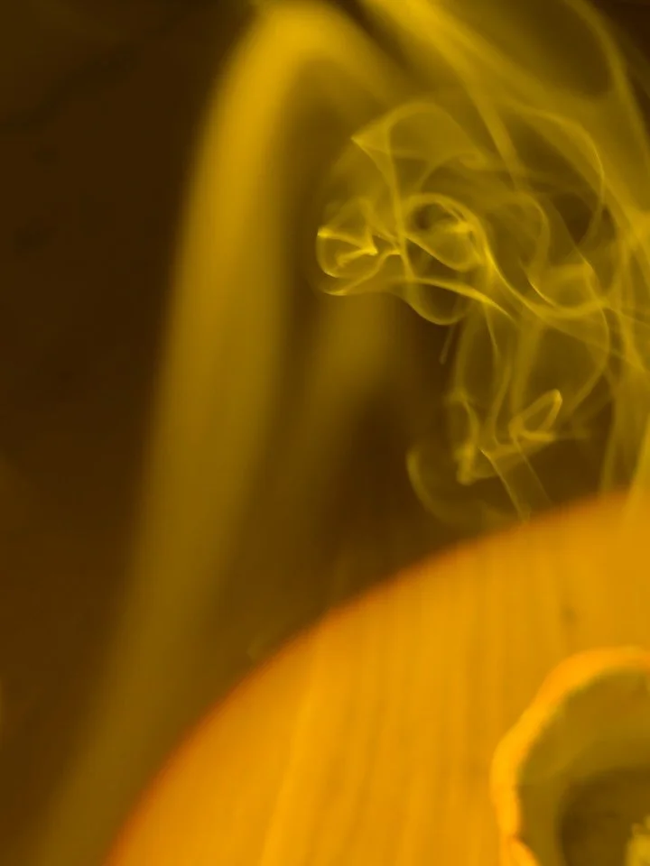 Life lately&hellip;
🌙 Rauhn&auml;chte &ndash; fr&uuml;her nur eine Geschichte meiner Oma, heute meine Begleitung zwischen den Jahren: Meditation, Journaling, D&uuml;fte &amp; R&auml;uchern
🍊 Farbe und Duft im tiefsten Winter #naturalsupport 
✈️ #ne