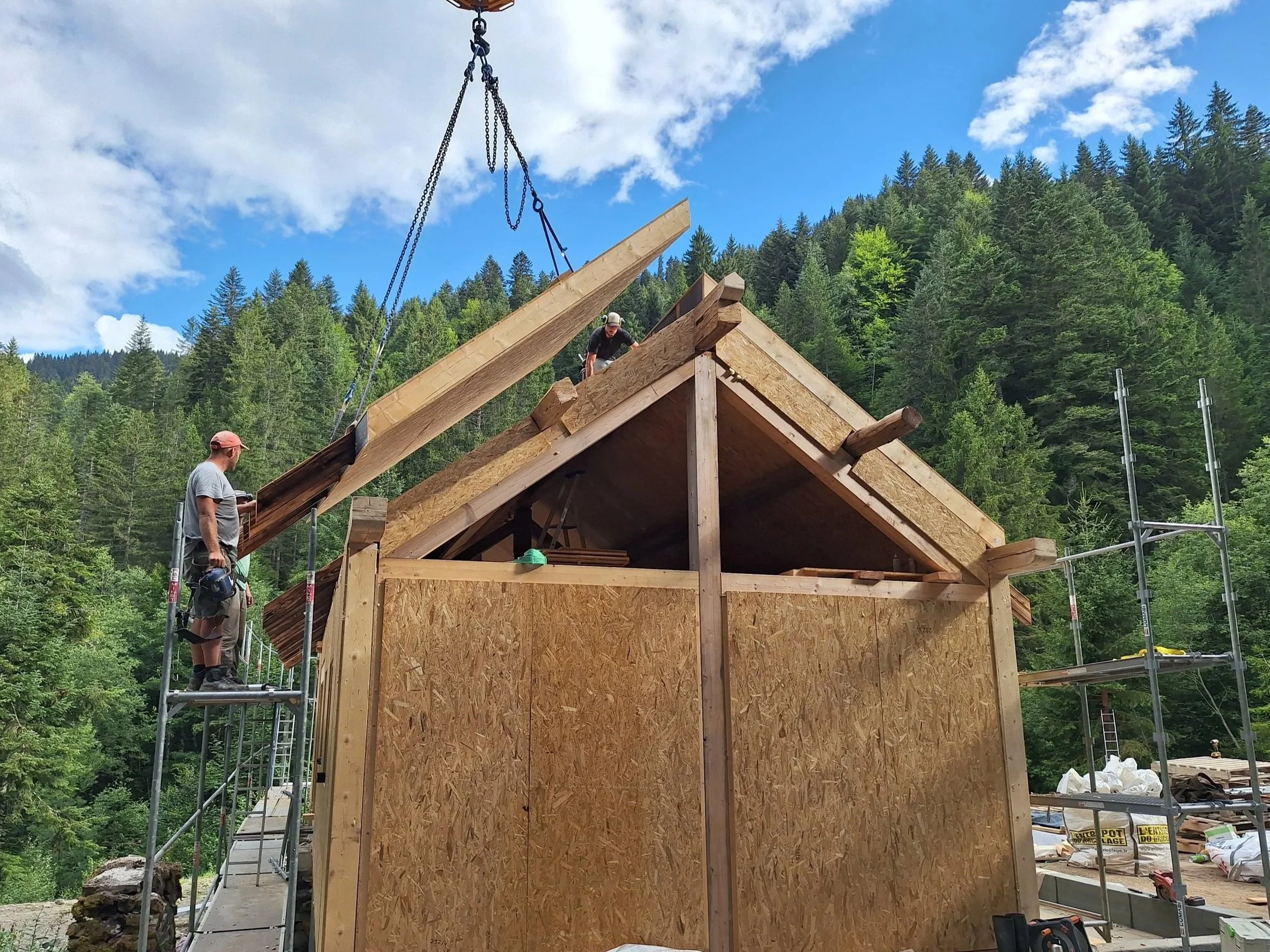 Assembling SIP building