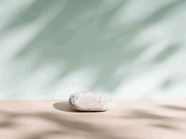 In einem Stop-Motion-GIF entsteht wie von allein ein Steinmännchen und verschwindet wieder.