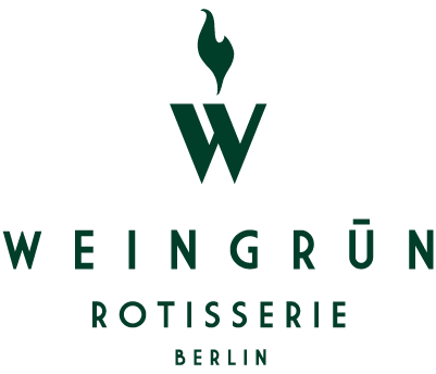 Logo der Weingrün Rotisserie in Berlin, mit einem stilisierten Feuer in der Mitte, einem großen W, und den Worten 'WEINGRÜN ROTISSERIE BERLIN'.
