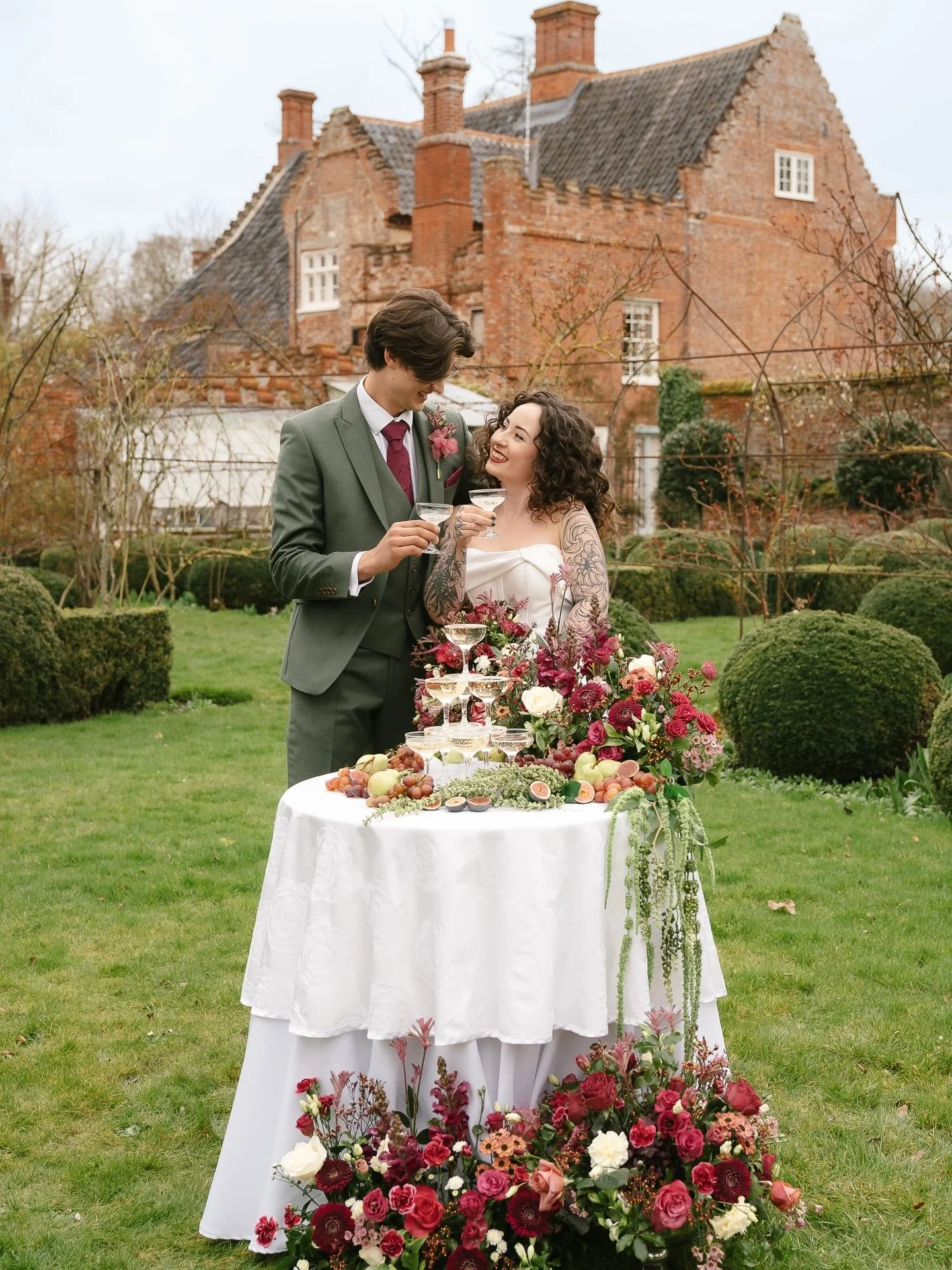 This styled shoot had so many beautiful details&hellip; but the champagne tower deserved a moment of its own. 🥂✨

Bubbles cascading, florals spilling across the table, and the kind of celebration moment that feels straight out of a wedding dream.

@
