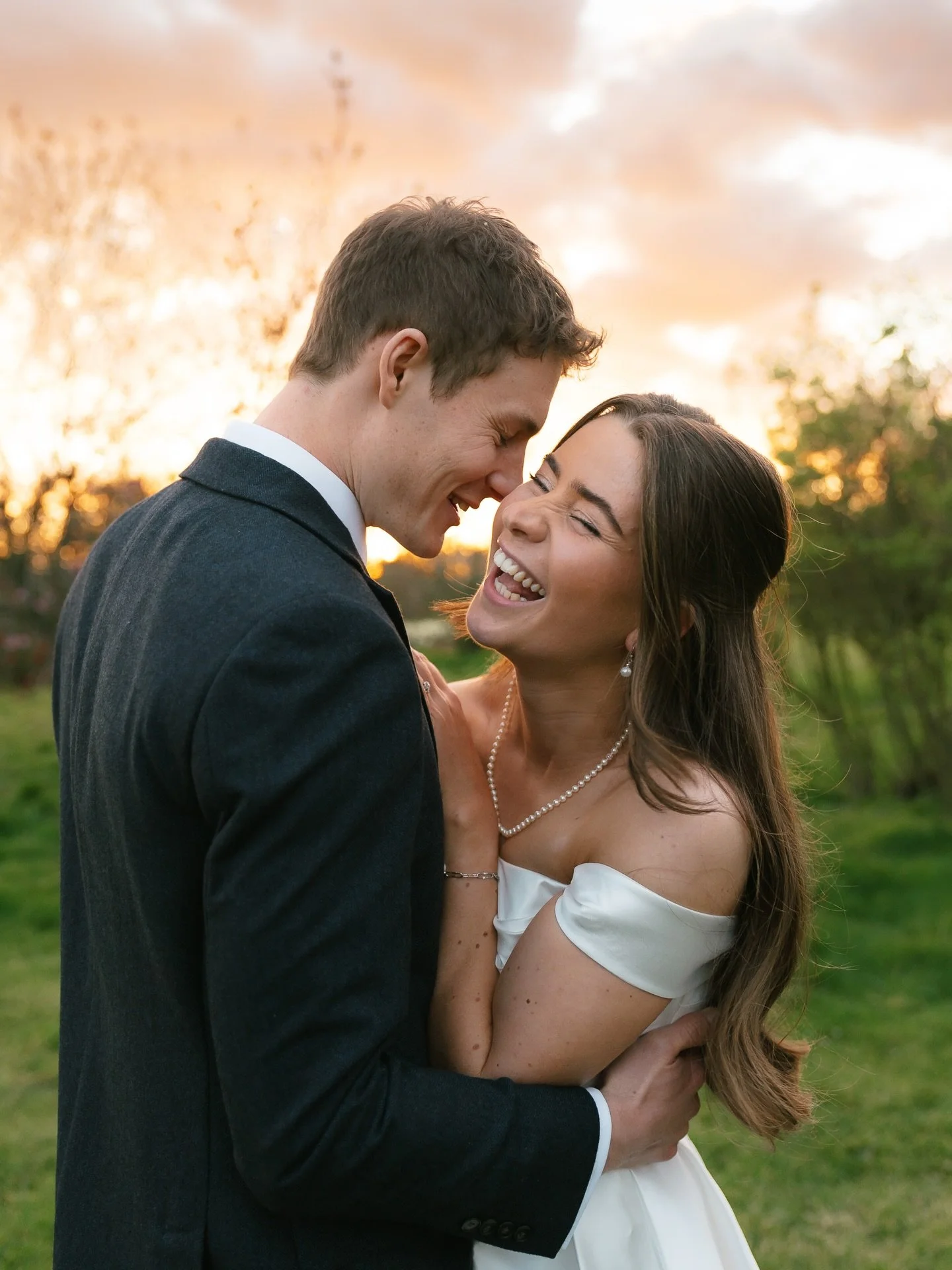 Golden hour at Elm&rsquo;s Barn ✨🌅

Soft skies, warm light, and that just-married kind of joy you can feel without a single word&hellip; these are the moments I&rsquo;ll always slow down for. The ones where everything goes quiet for a second and it&